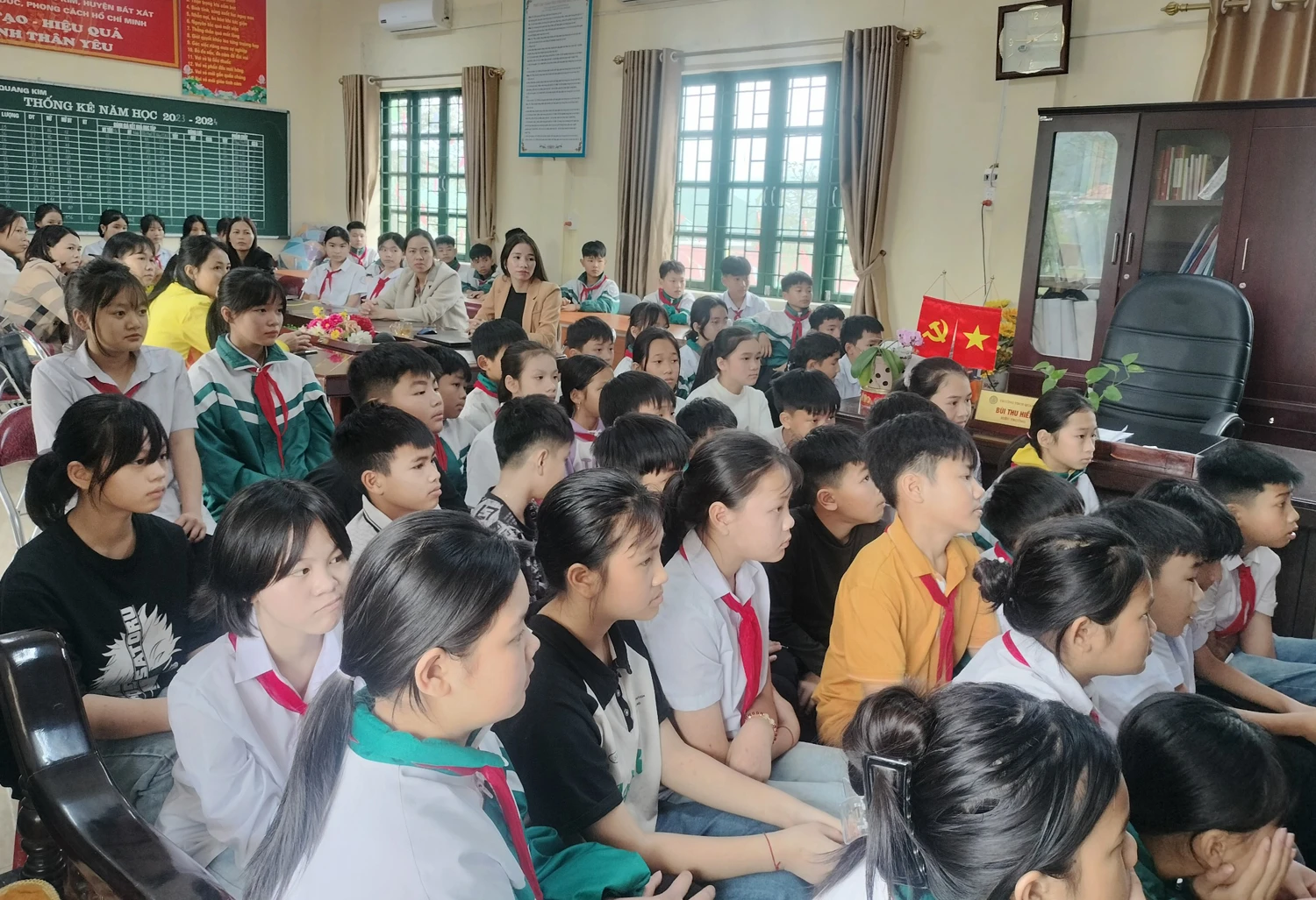 Giáo viên và học sinh các trường học xã Quang Kim tham gia hội nghị.