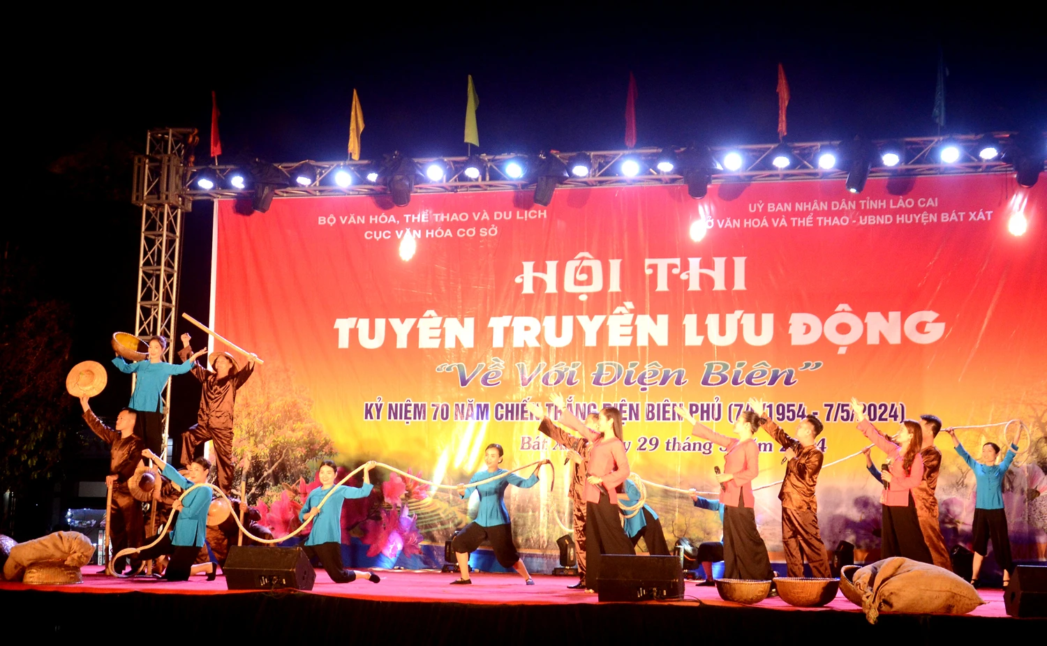 Tiết mục "Xe thồ Điện Biên" của Đội thông tin lưu động tỉnh Thanh Hóa.