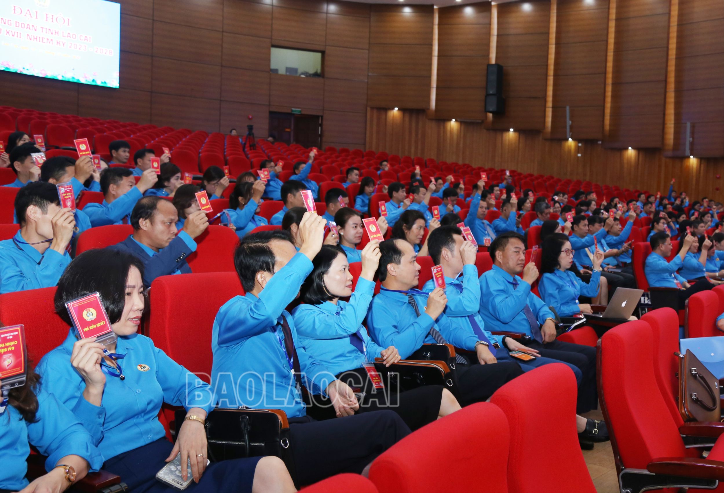 Đại biểu biểu quyết thông qua Nghị quyết đại hội. 0093.jpg