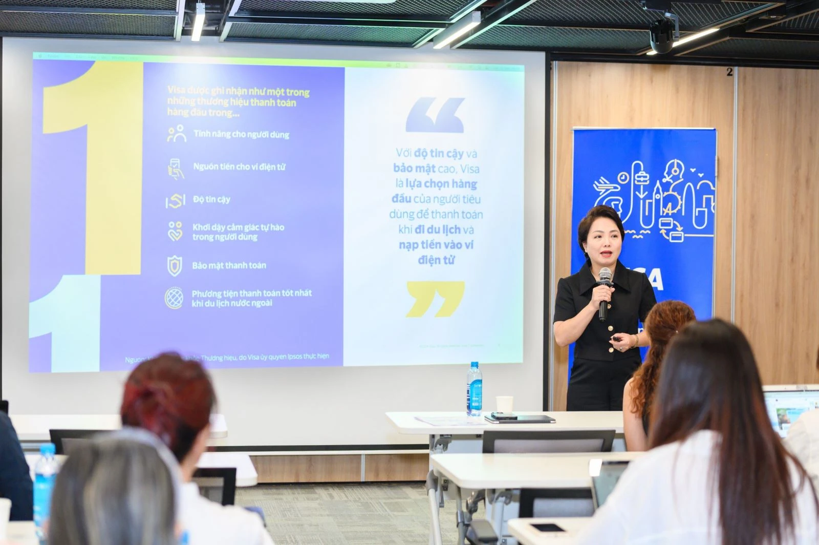 Bà Đặng Tuyết Dung, Giám đốc Visa Việt Nam và Lào chia sẻ thông tin về thanh toán không dùng tiền mặt tại Việt Nam