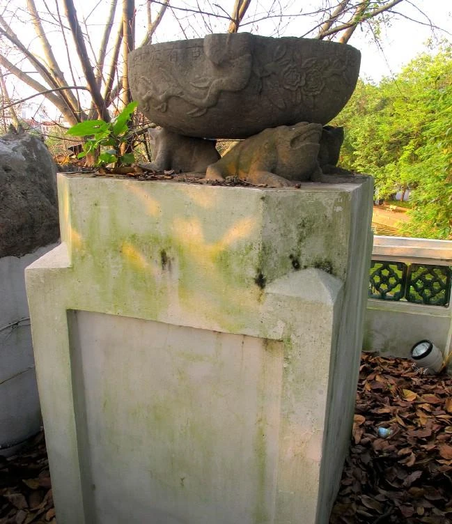 Trên nóc cổng, nghiên mực được đặt trên một trụ khối hình hộp.