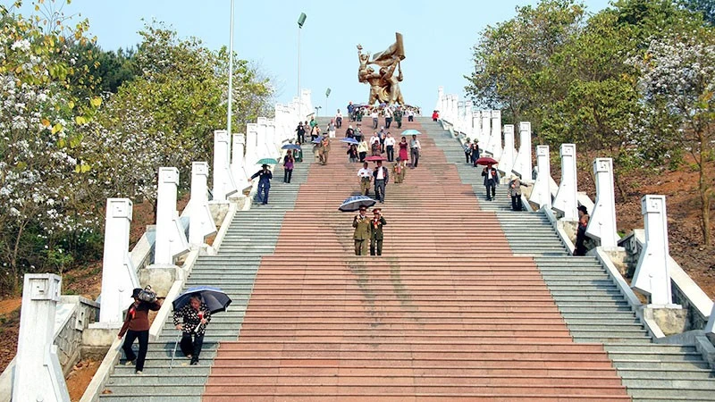 Du khách tham quan Tượng đài chiến thắng Điện Biên Phủ.