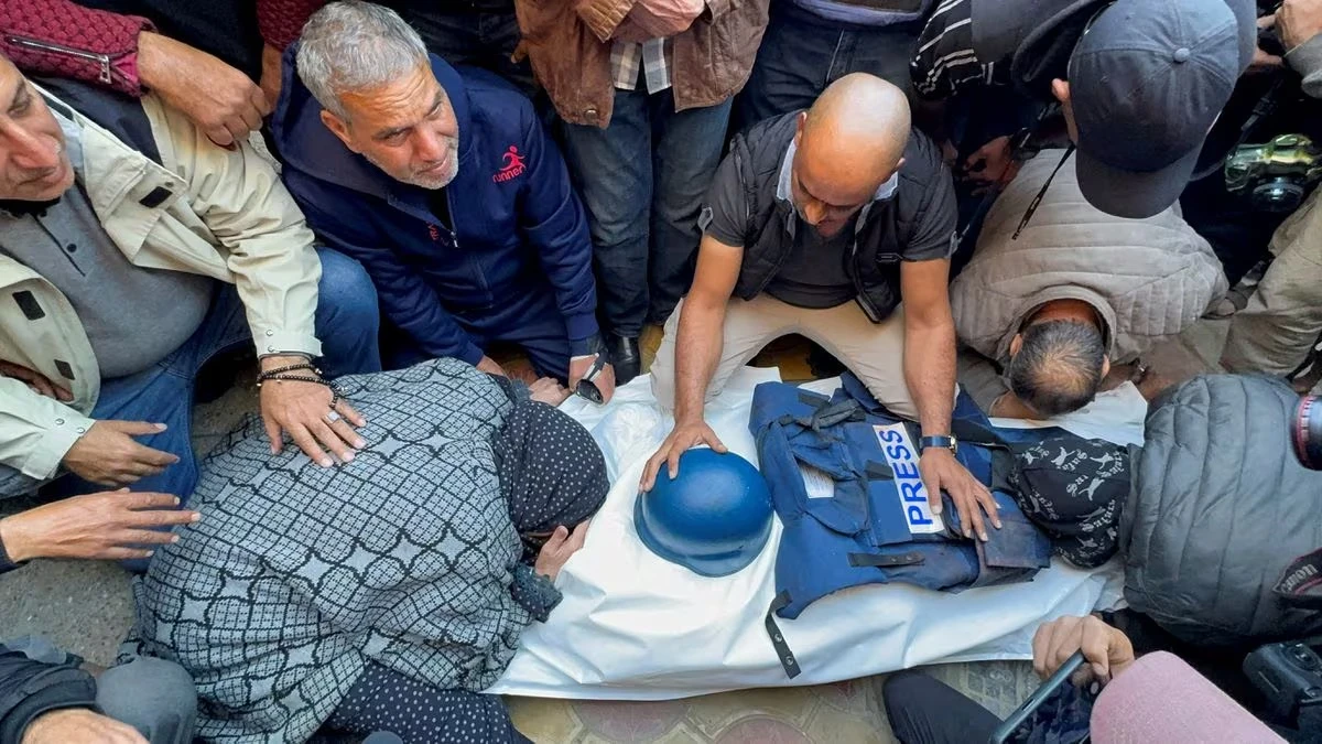 Những người đưa tang nhà quay phim của hãng thông tấn Al Jazeera Samer Abu Daqqa.