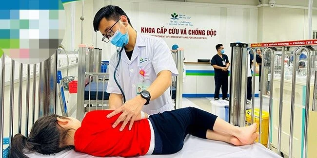 Bác sĩ khám cho bệnh nhân bị ngộ độc tại Khoa Cấp cứu và chống độc.