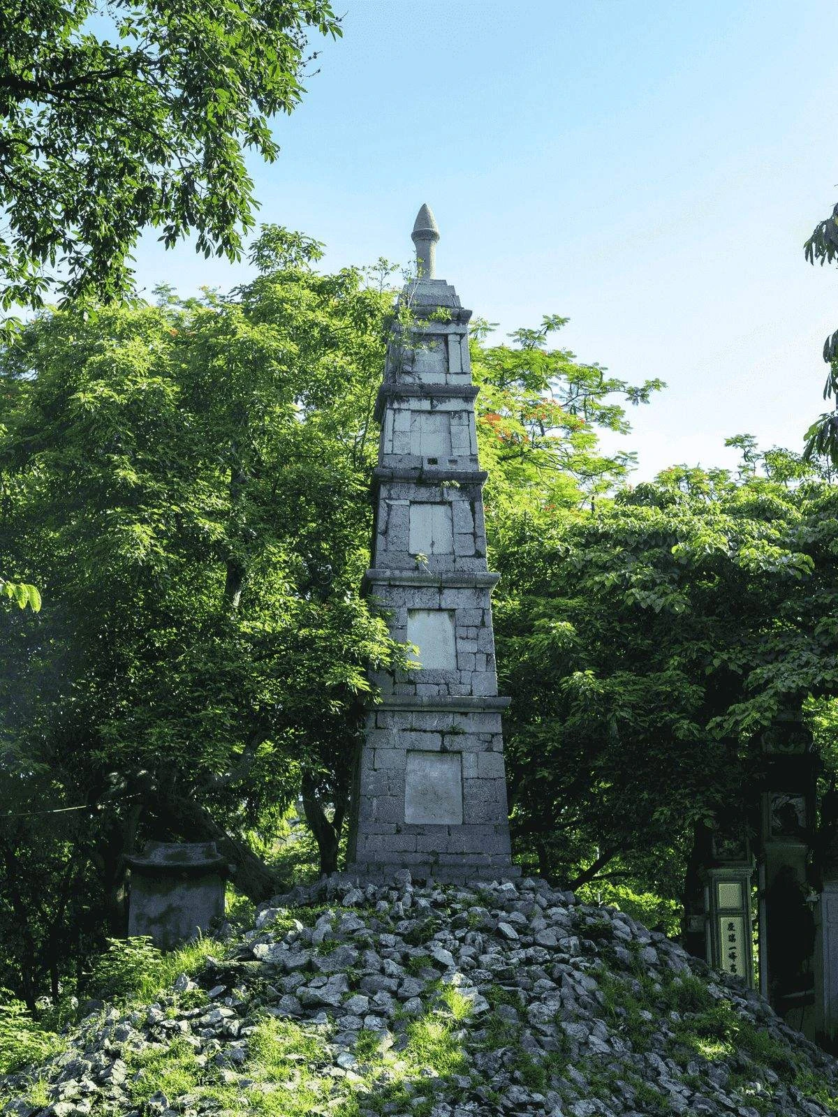 Trong di tích đền Ngọc Sơn, Đài Nghiên – Tháp Bút trở thành những biểu tượng đặc sắc, là minh chứng rõ ràng cho sự giao thoa tinh tế giữa triết lý, nghệ thuật và lịch sử.