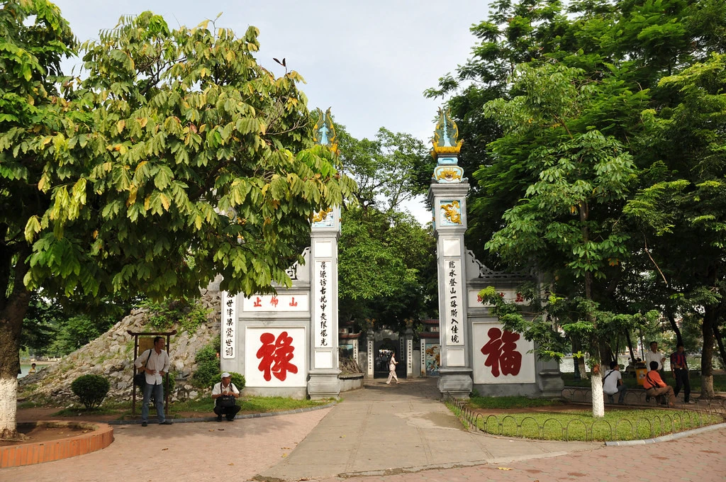 Tháp Bút và Đài Nghiên nằm trong quần thể di tích đền Ngọc Sơn, Hồ Hoàn Kiếm, Hà Nội.