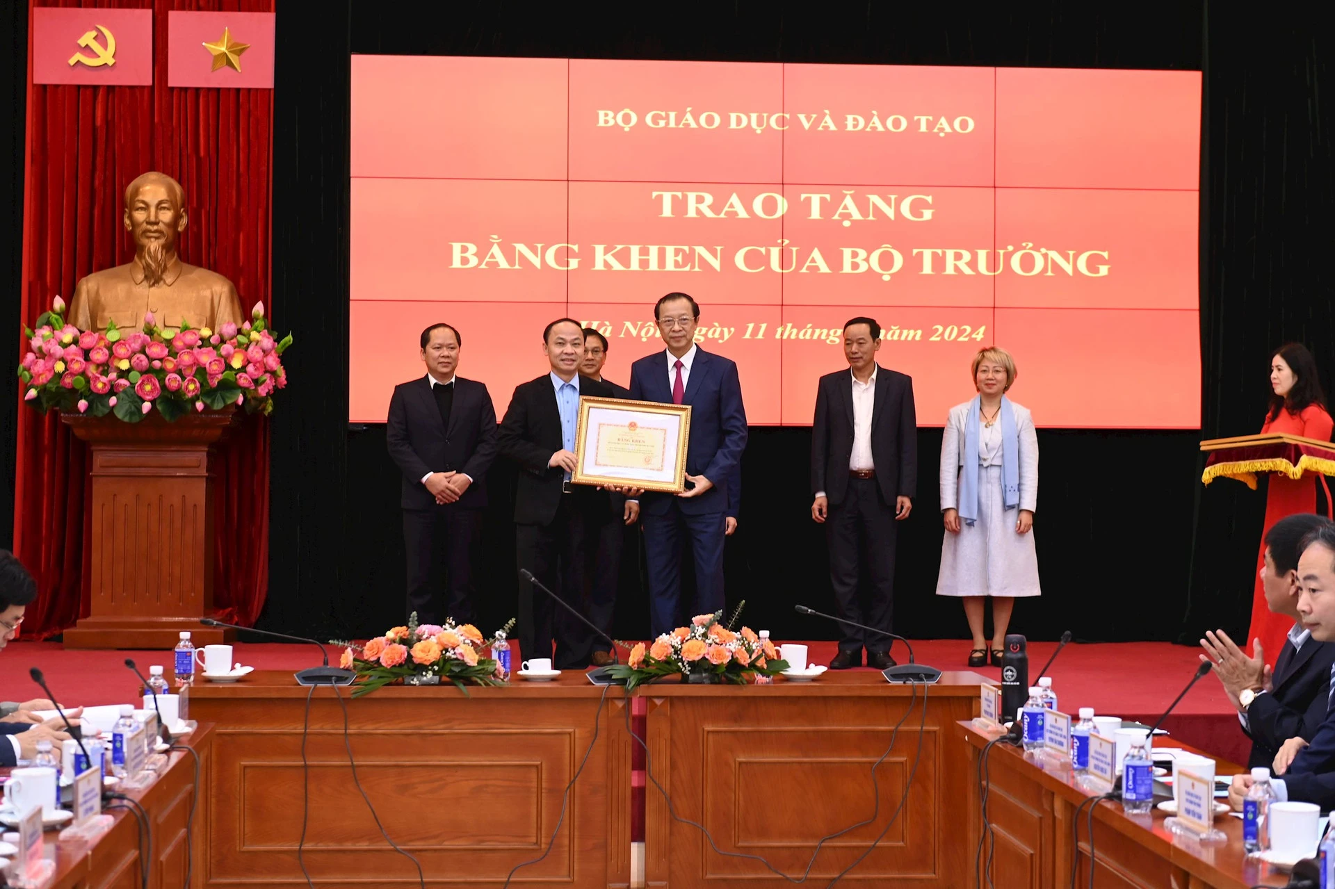 Sở Giáo dục và Đào tạo Hà Nội nhận Bằng khen của Bộ trưởng Bộ Giáo dục và Đào tạo với thành tích xuất sắc trong công tác xây dựng phương án thi tốt nghiệp THPT từ năm 2025.