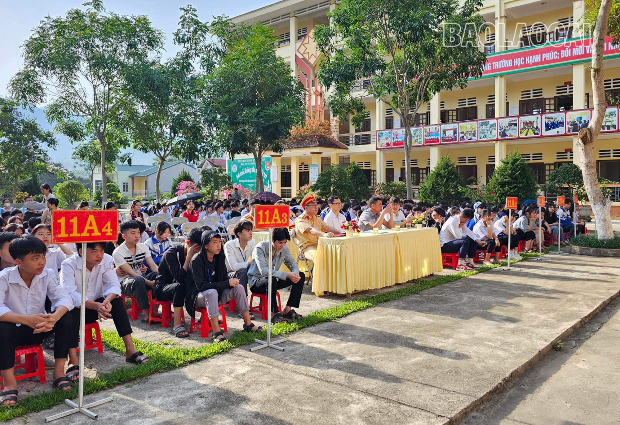 Hơn 600 học sinh Trường THPT số 2 huyện Bắc Hà tham dự buổi tuyên truyền. A1 (4).jpg