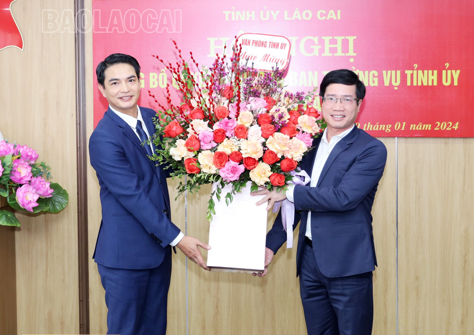 Lãnh đạo Văn phòng Tỉnh ủy chúc mừng đồng chí Tổng Biên tập Báo Lào Cai. 0323-3179-8999.jpg