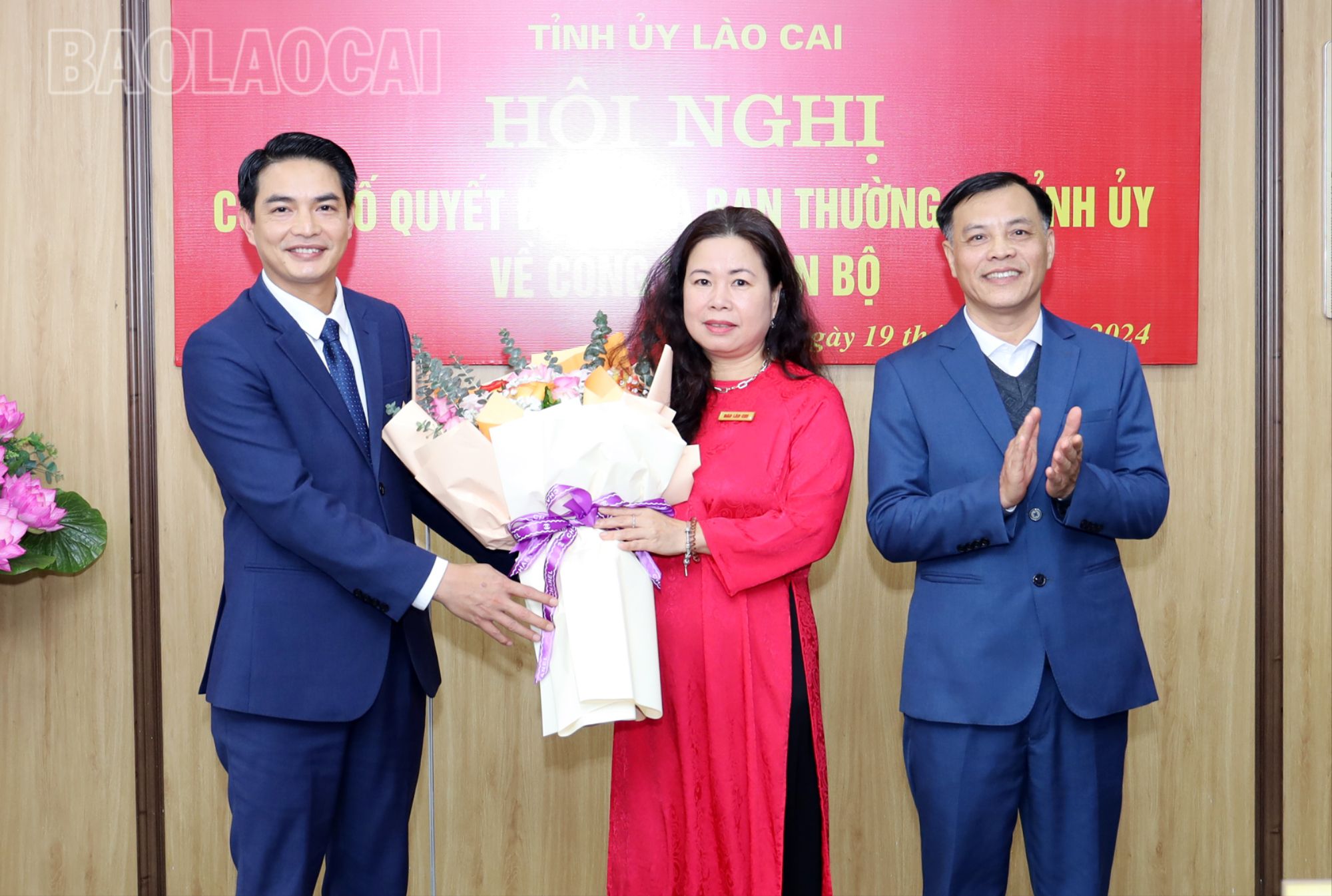 Lãnh đạo Đài Phát thanh - Truyền hình tỉnh và Báo Lào Cai chúc mừng đồng chí Nguyễn Thành Nam. 0315-5890-5543.jpg