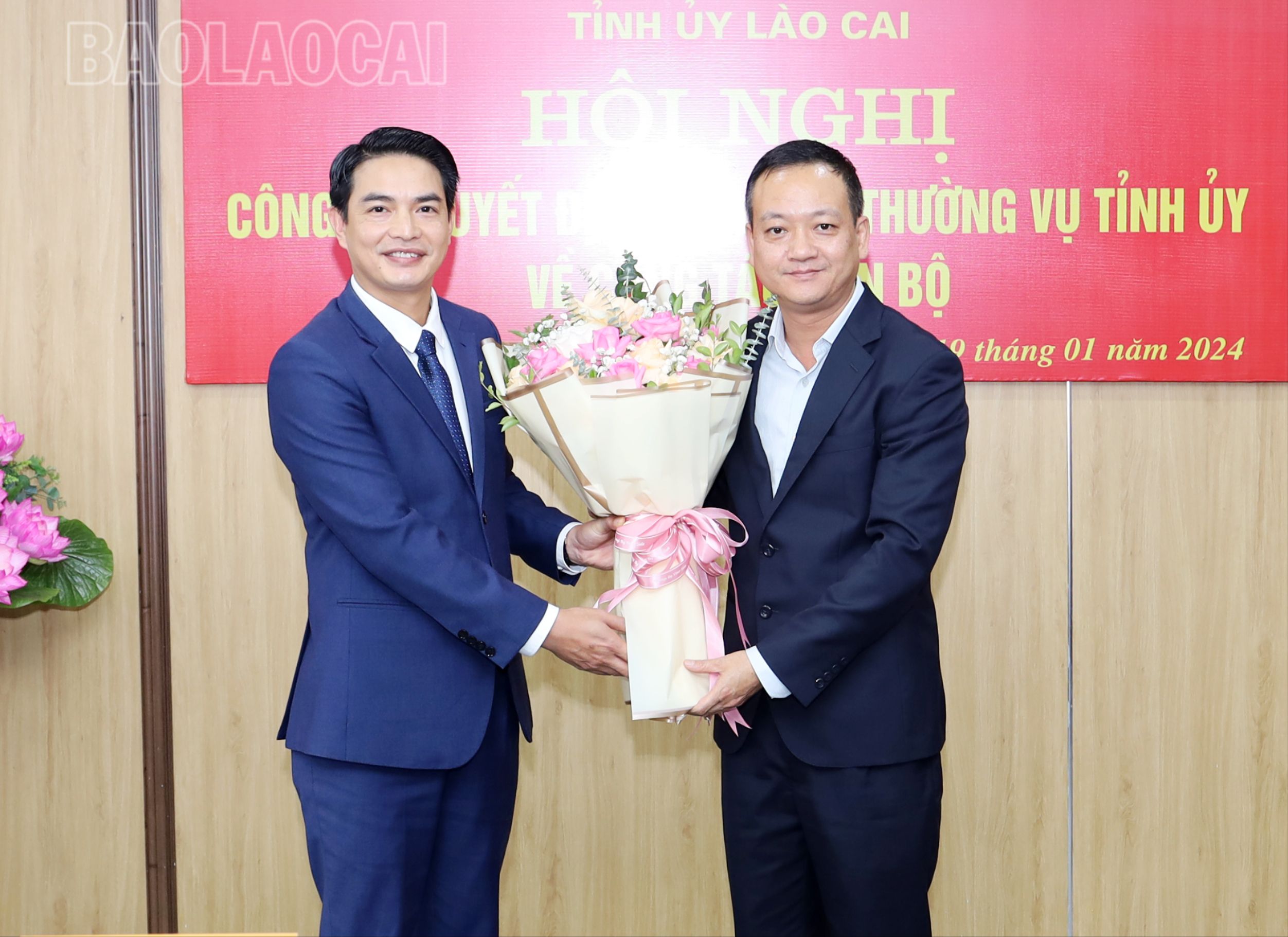 Giám đốc Sở Thông tin và Truyền thông Vũ Hùng Dũng chúc mừng đồng chí Nguyễn Thành Nam. 0331-1716-389.jpg