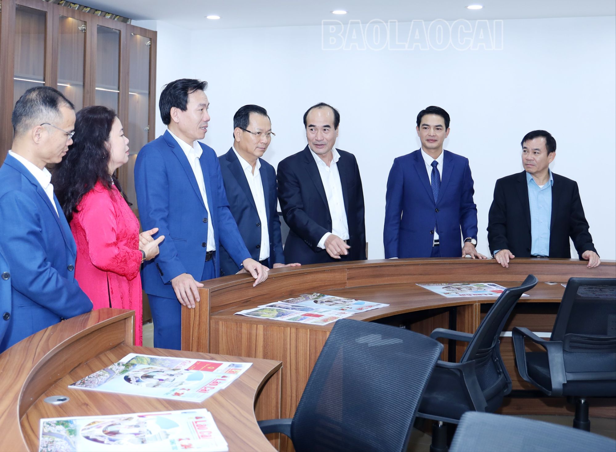 Đồng chí Vũ Xuân Cường, Phó Bí thư Thường trực Tỉnh ủy cùng các đại biểu tham quan Phòng Tòa soạn của Báo Lào Cai. 11-8749-1845.jpg