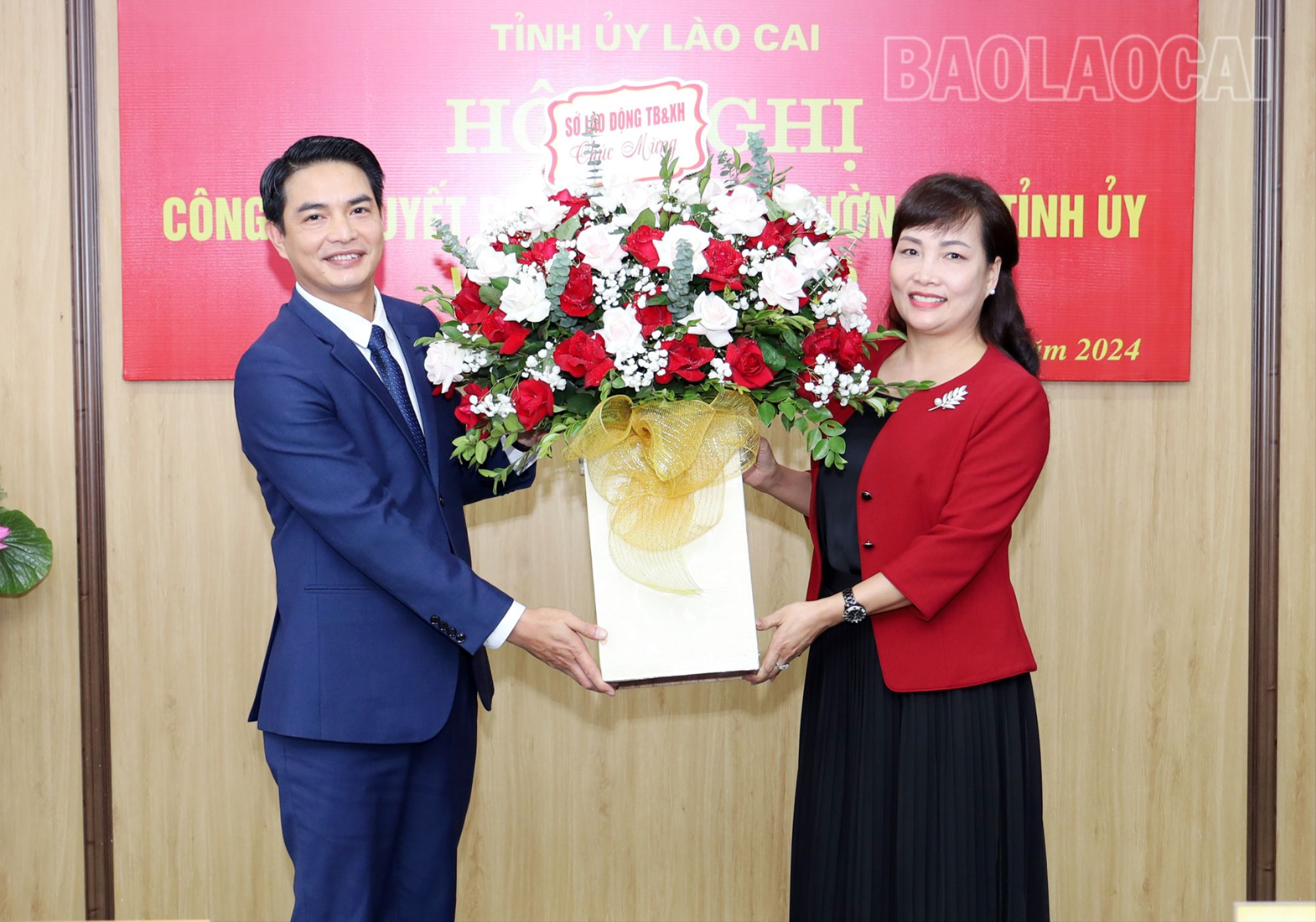 Giám đốc Sở Lao động - Thương binh và Xã hội Nguyễn Thị Hải Anh chúc mừng đồng chí Nguyễn Thành Nam. 0346-2181-8261.jpg