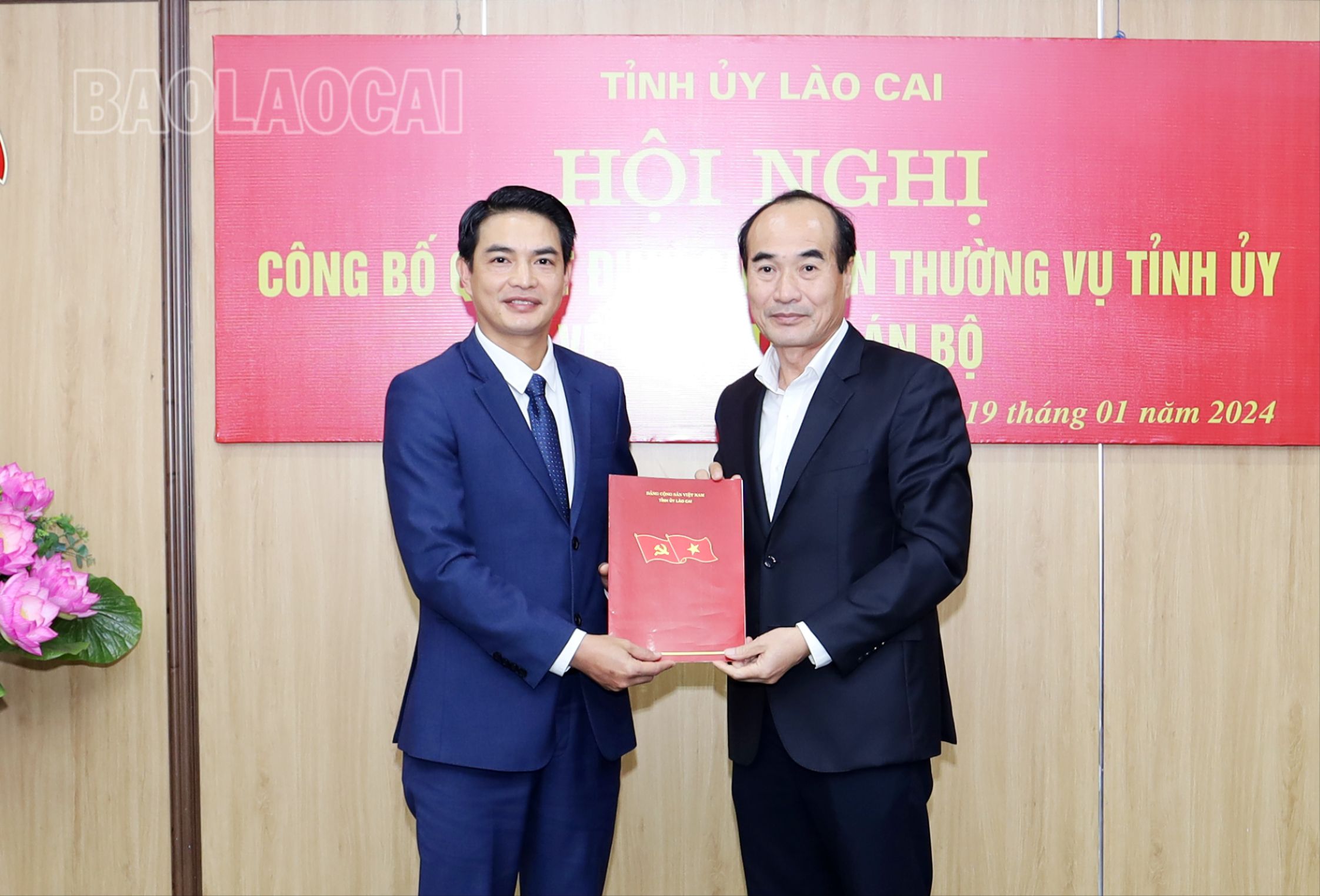 Đồng chí Phó Bí thư Thường trực Tỉnh ủy Vũ Xuân Cường trao Quyết định bổ nhiệm Tổng Biên tập Báo Lào Cai cho đồng chí Nguyễn Thành Nam. 0248-5271-3900.jpg