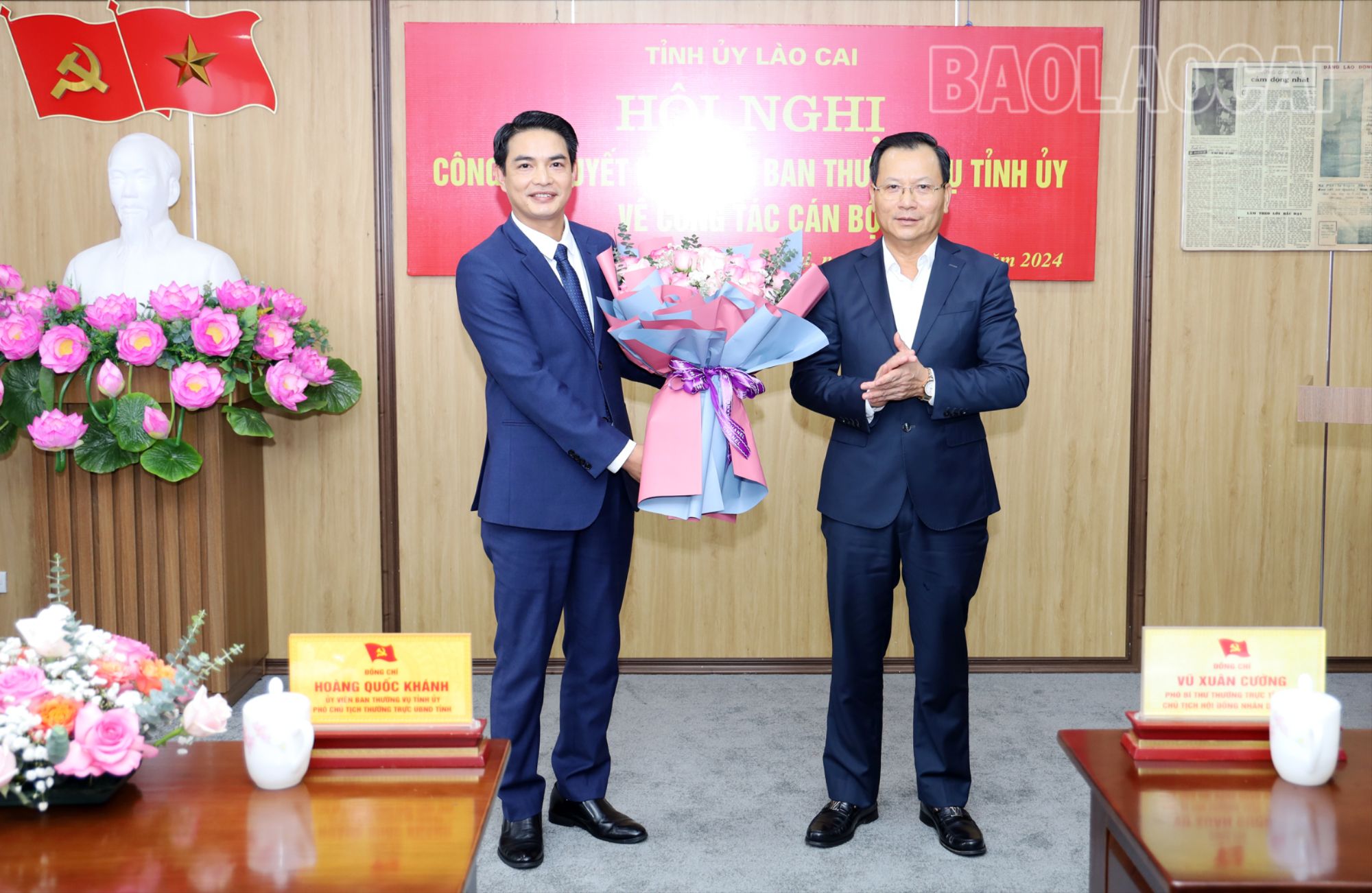 Phó Chủ tịch Thường trực UBND tỉnh Hoàng Quốc Khánh chúc mừng đồng chí Tổng Biên tập Báo Lào Cai. 0295-2822-9627.jpg