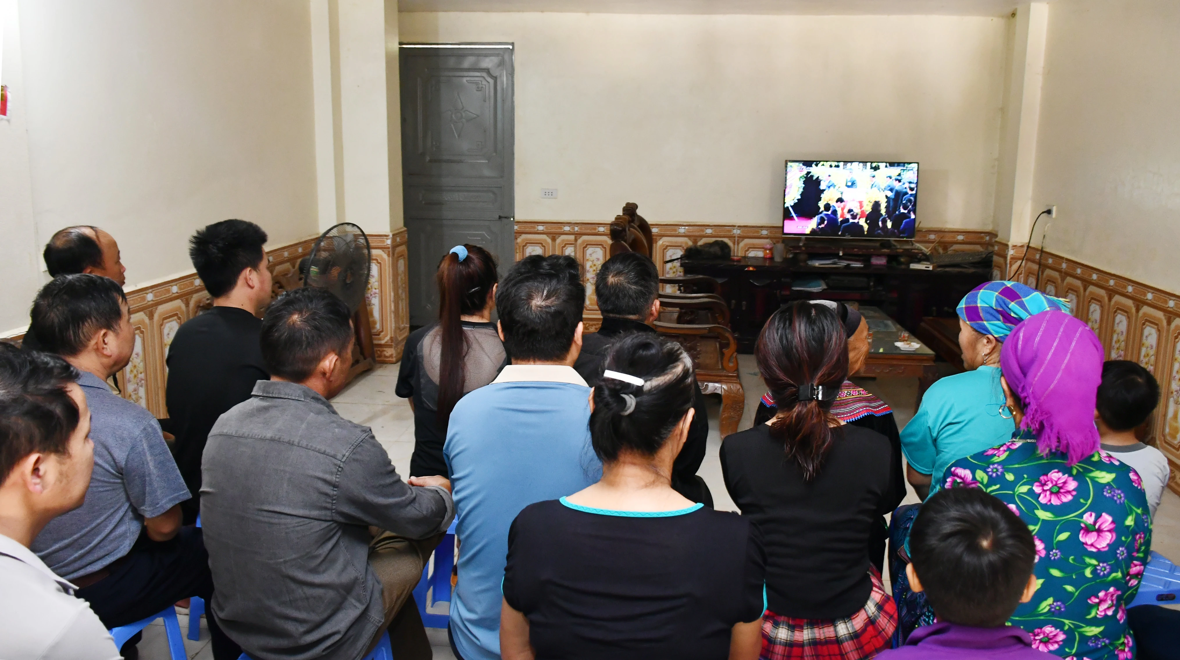 Cán bộ, đảng viên tổ dân phố Phố Cũ, thị trấn Si Ma Cai theo dõi Lễ tang Tổng Bí thư qua truyền hình trực tiếp.