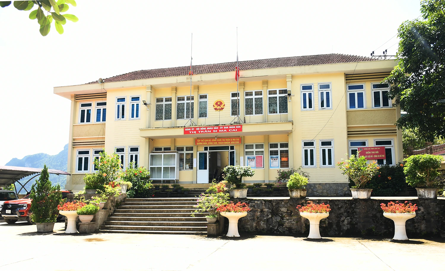 Trụ sở hành chính thị trấn Si Ma Cai treo cờ rủ trong những ngày Quốc tang.