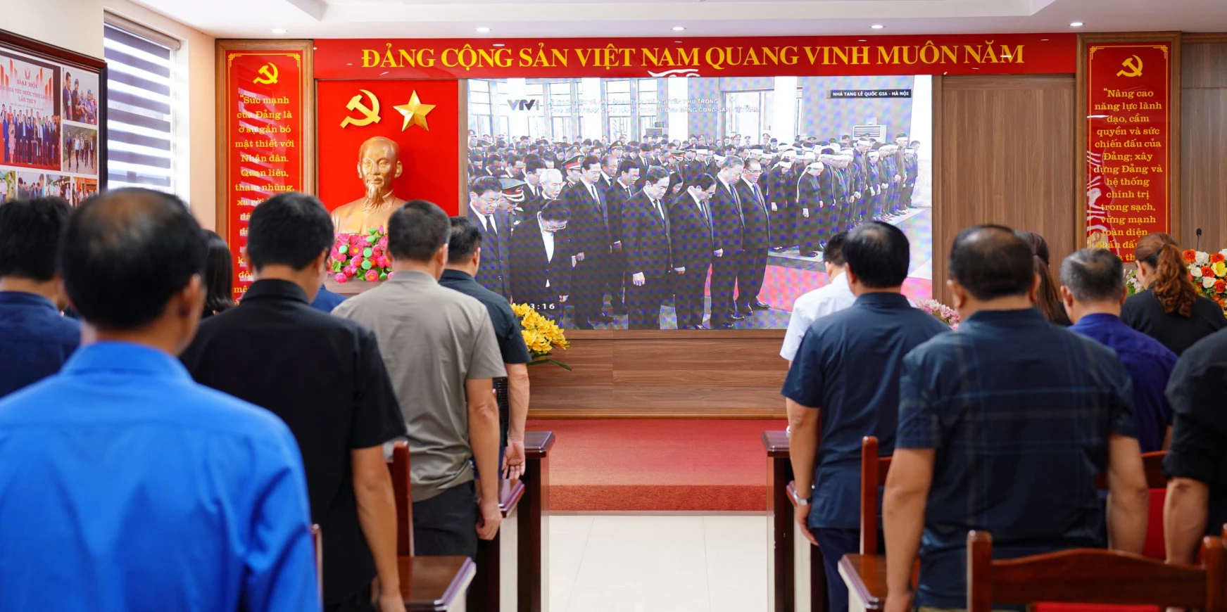 Cán bộ, công chức cơ quan Huyện ủy, MTTQ và các tổ chức chính trị - xã hội huyện Mường Khương dành phút mặc niệm.