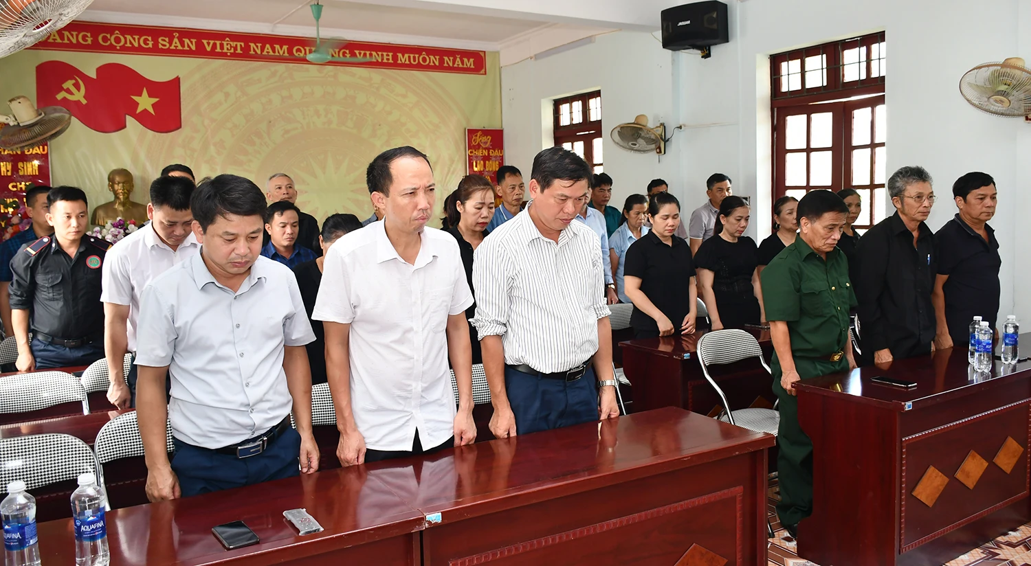 Cán bộ, đảng viên và người dân xã Bản Lầu dành phút mặc niệm.