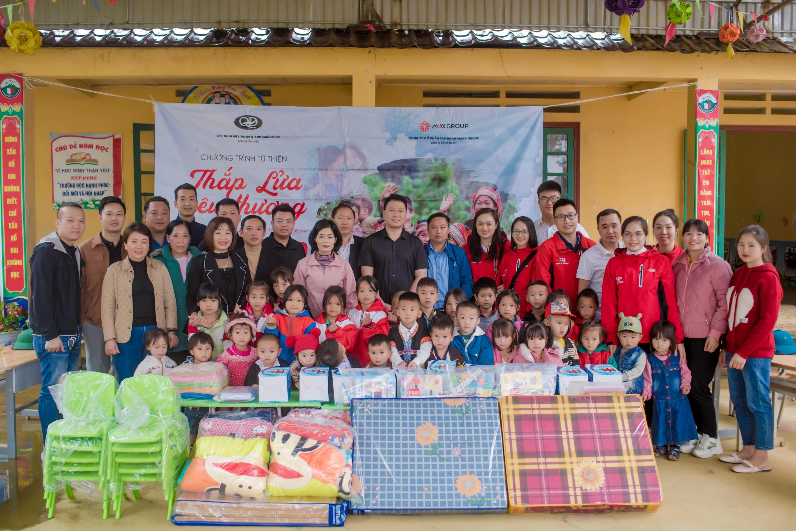 Bí thư Huyện ủy Hà Đức Minh kết nối các mạnh thường quân trao nhiều suất quà cho học sinh có hoàn cảnh khó khăn trên địa bàn huyện.
