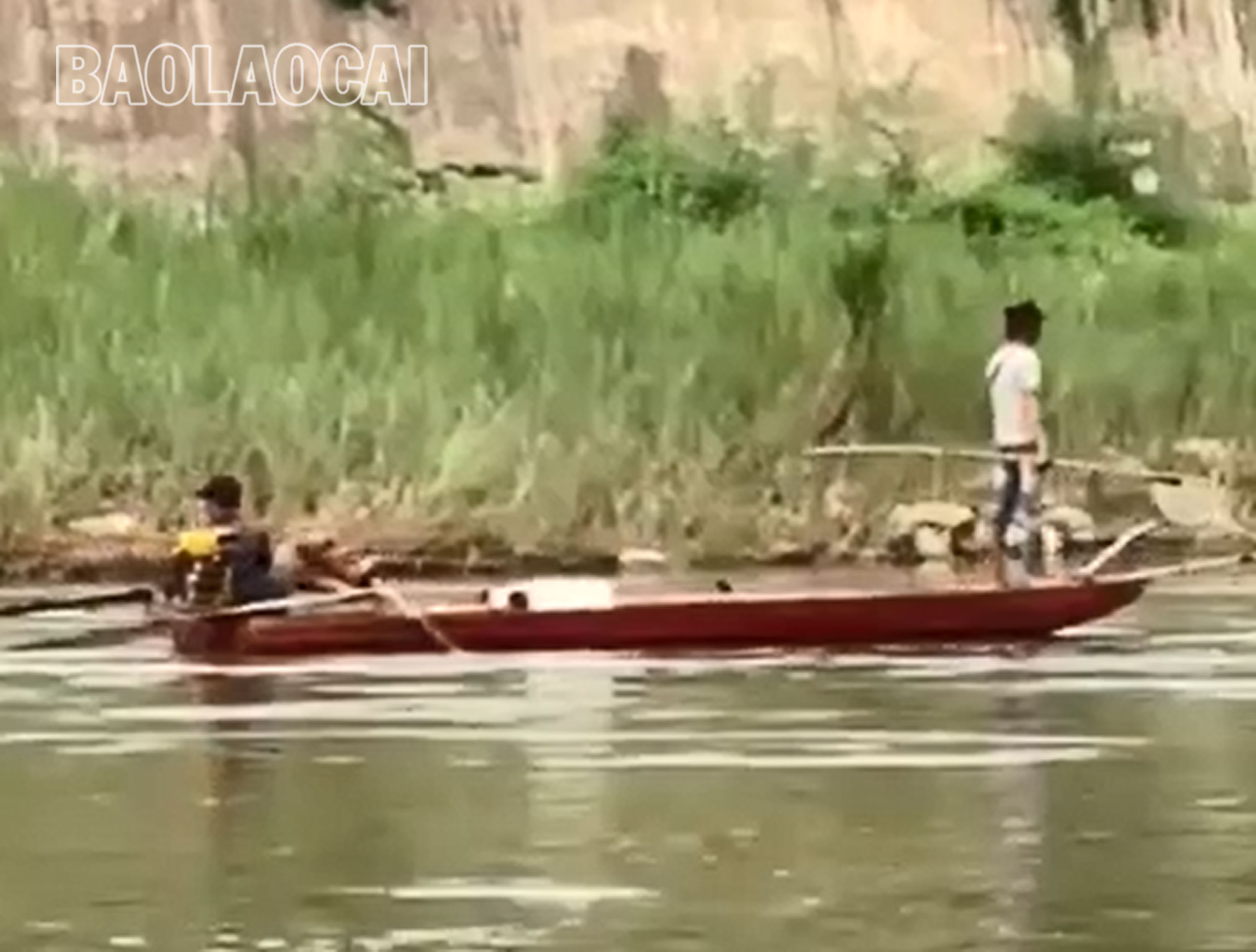 Nhiều người dùng kích điện bắt cá trên sông Hồng. A1.jpg