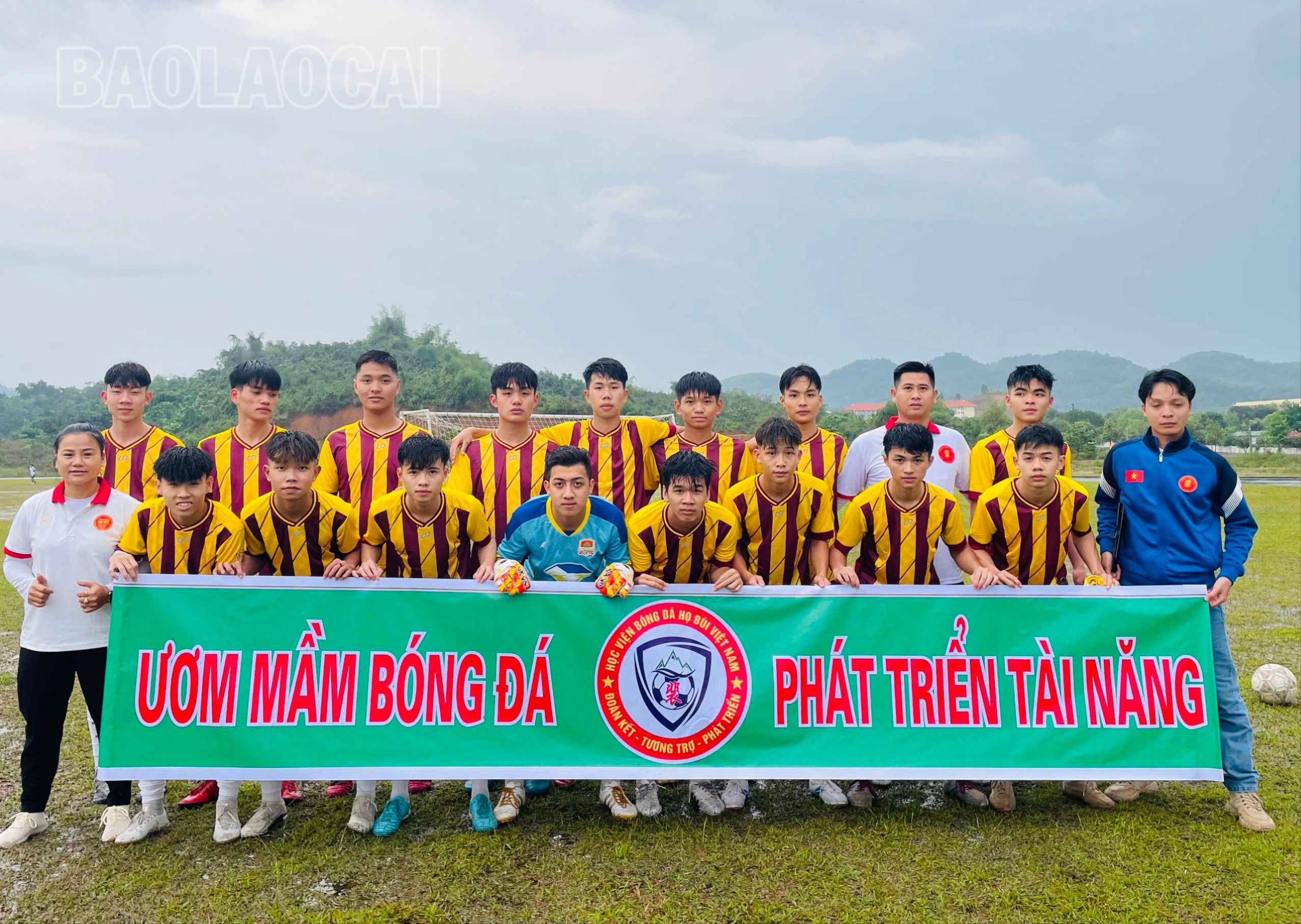 Bà Bùi Thị Hậu (ngoài cùng bên trái) tâm huyết xây dựng Trung tâm Đào tạo bóng đá họ Bùi Việt Nam tại xã Xuân Giao, huyện Bảo Thắng. TT1 (7).jpg