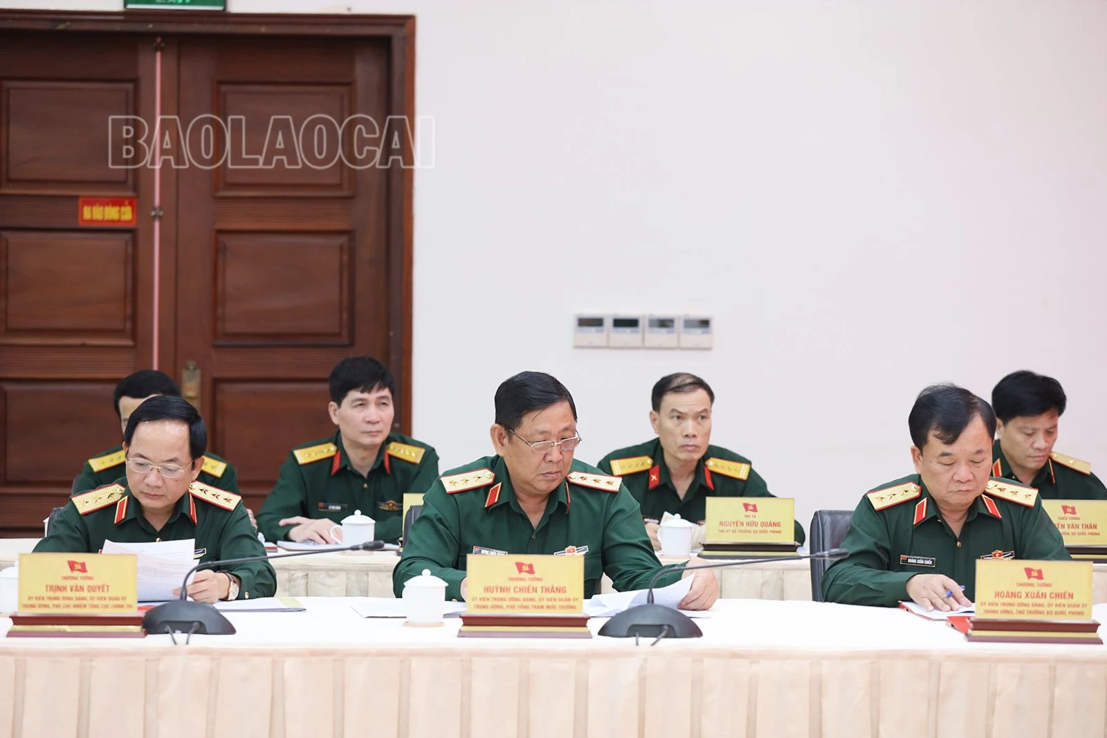 Các đồng chí lãnh đạo Bộ Quốc phòng tại buổi lãm việc..JPG