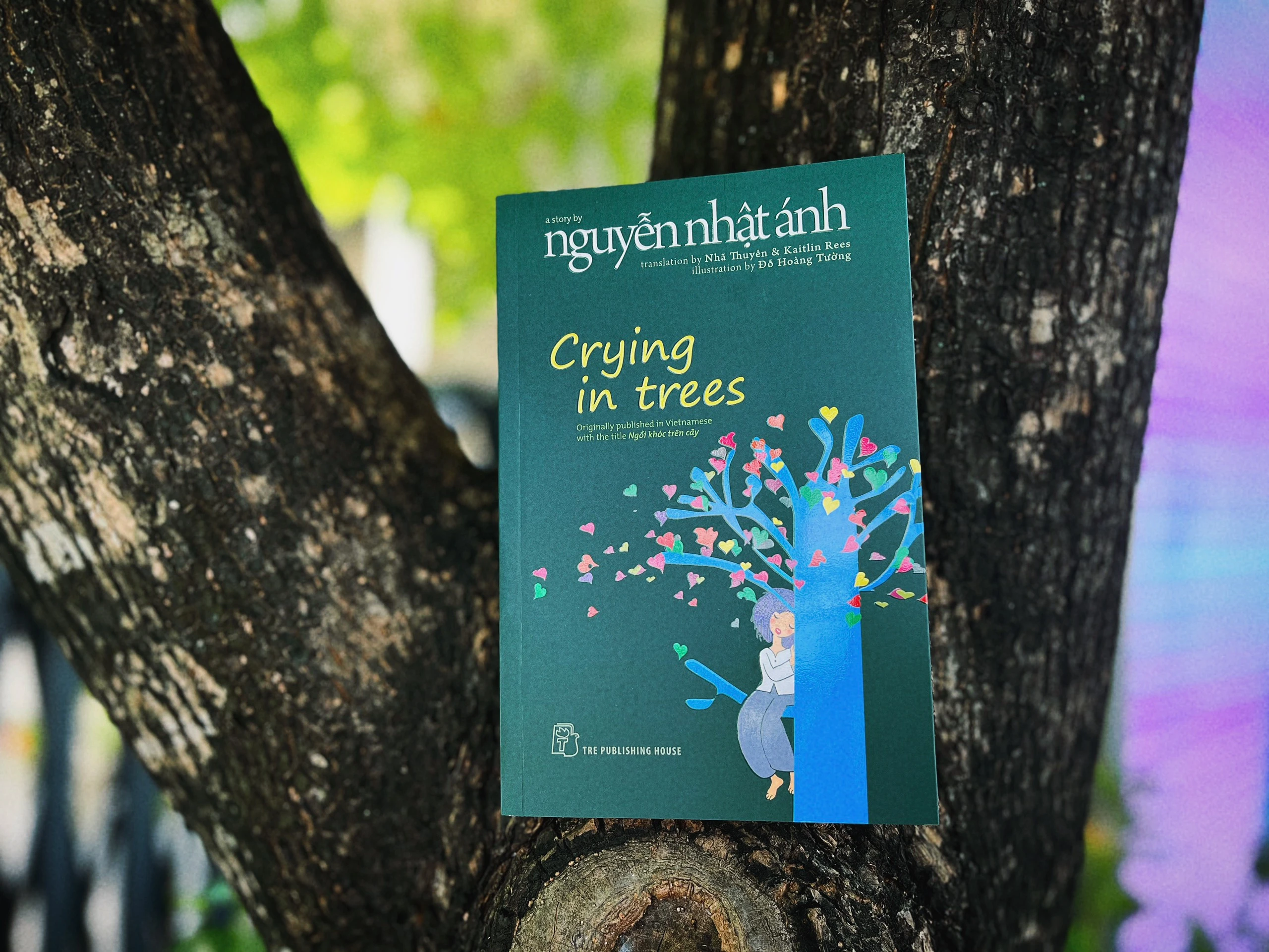 "Ngồi khóc trên cây" được dịch sang tiếng Anh với tựa là "Crying in trees".