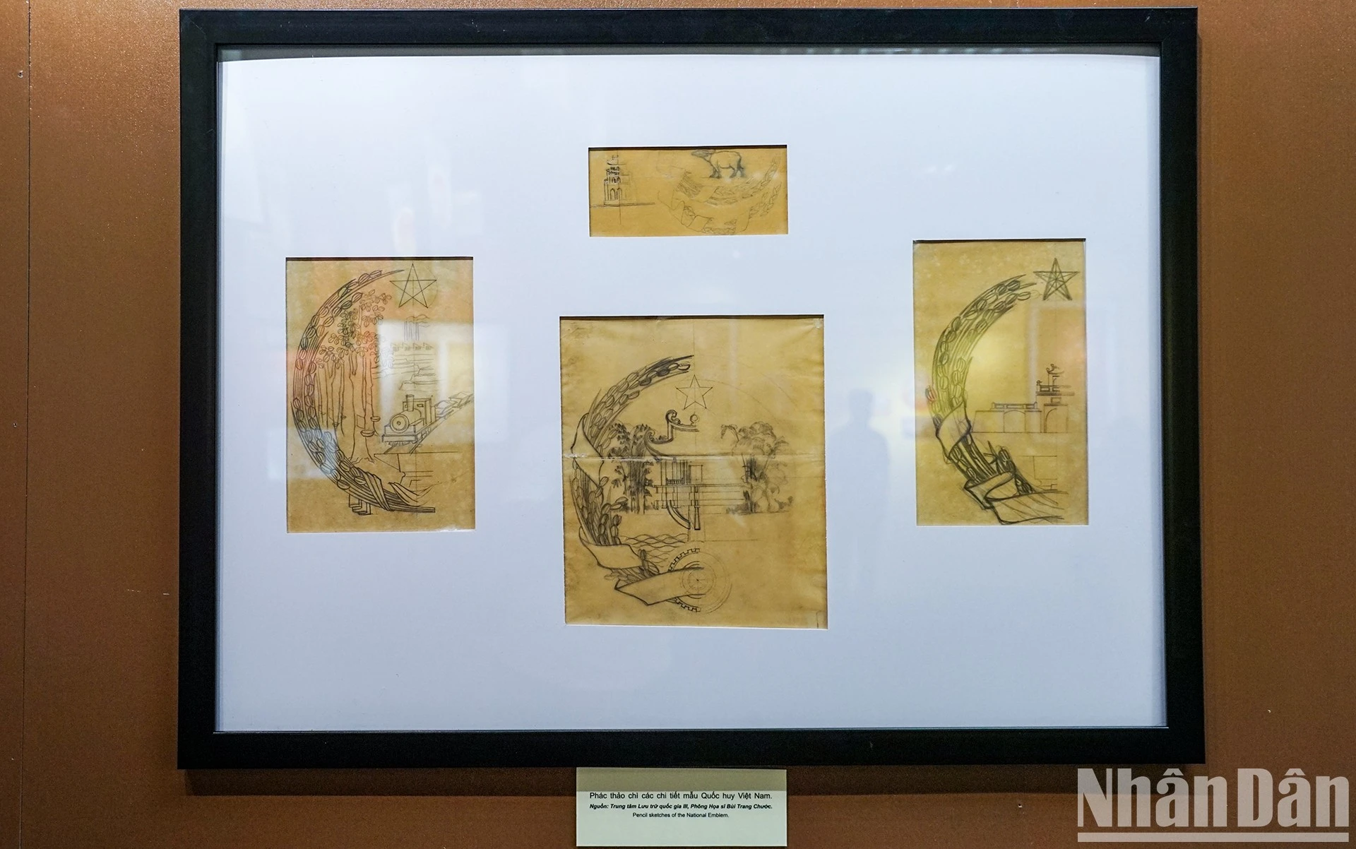 Một số chi tiết phác thảo đầu tiên về Quốc huy Việt Nam. Trong số này có 57 bản chì, 55 bản màu, đều do cố họa sĩ vẽ tay.