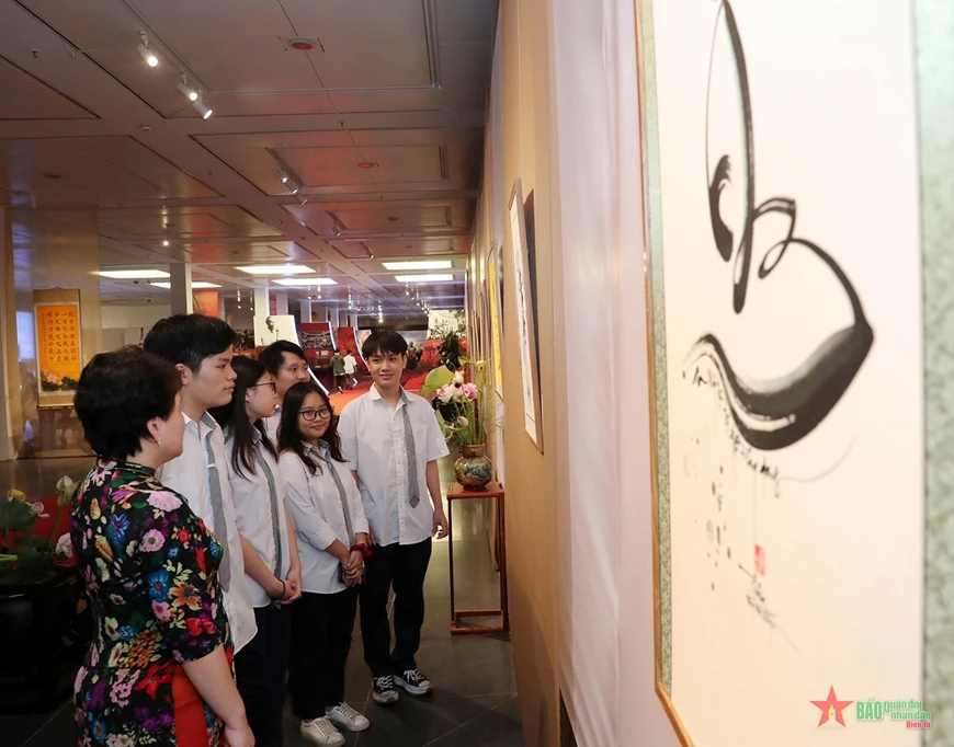 Công chúng tham quan một số tác phẩm thư pháp về "Nhật ký trong tù" tại Bảo tàng Hà Nội, tháng 5/2023.