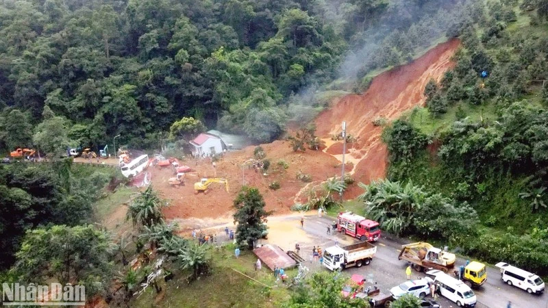 Toàn cảnh vụ sạt lở tại đèo Bảo Lộc, tỉnh Lâm Đồng làm 3 cán bộ, chiến sĩ cảnh sát giao thông hy sinh, 1 người dân nguyên chiến sĩ nghĩa vụ Công an nhân dân tử nạn.