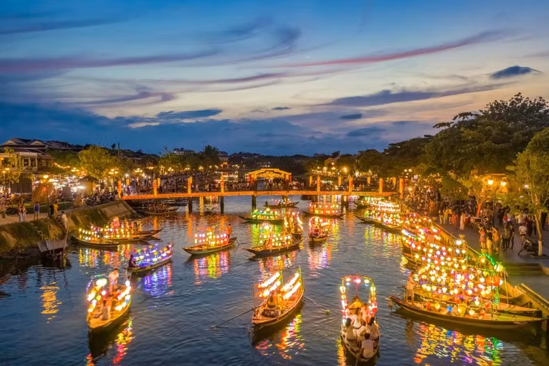 Vào buổi tối, ánh sáng của vô số chiếc đèn lồng khiến Hội An như khoác không gian cổ tích.