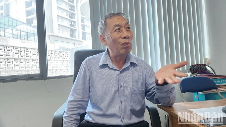 PGS. TS Lưu Đức Hải chỉ ra các dấu hiệu nhận biết sạt lở.