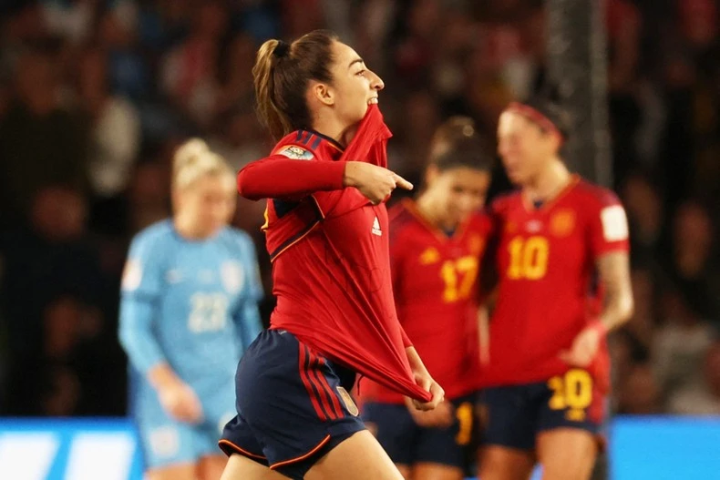 Olga ghi bàn mở tỷ số cho đội tuyển nữ Tây Ban Nha. (Ảnh: Reuters)