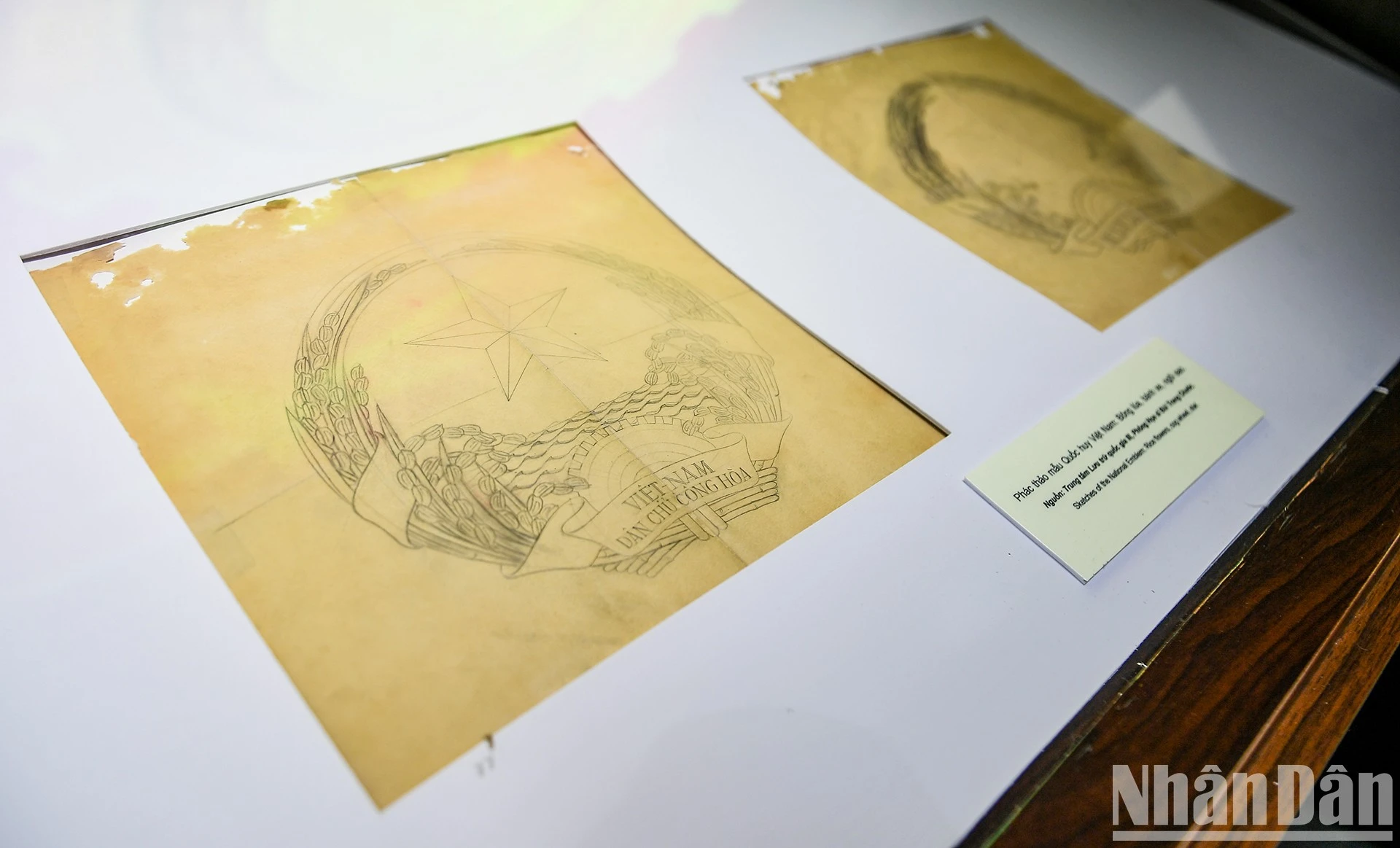 Quốc huy, Quốc kỳ của nước Việt Nam Dân chủ Cộng hòa do họa sĩ Bùi Trang Chước vẽ. Phần lớn các bản phác thảo mẫu Quốc huy đã bị ố vàng, phai mờ, đặc biệt có 2 bản vẽ khổ lớn 56 x 34cm đã bị rách cạnh. Đây là sản phẩm sáng tạo hội họa tiêu biểu, đầy đủ súc tích về đất nước, con người Việt Nam, khẳng định chủ quyền của quốc gia độc lập.