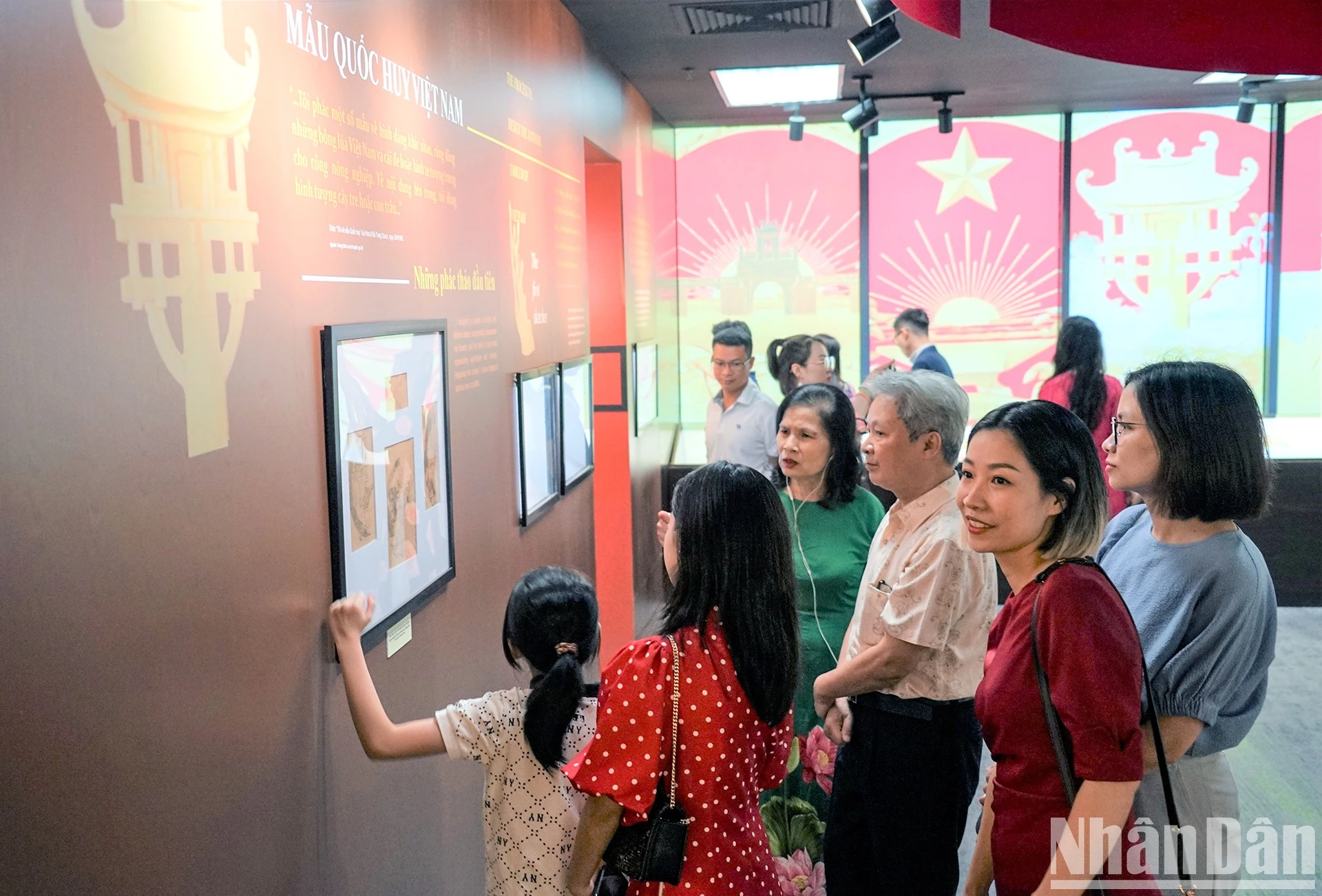 Triển lãm giúp người xem hiểu rõ hơn về quá trình hình thành Quốc huy Việt Nam.