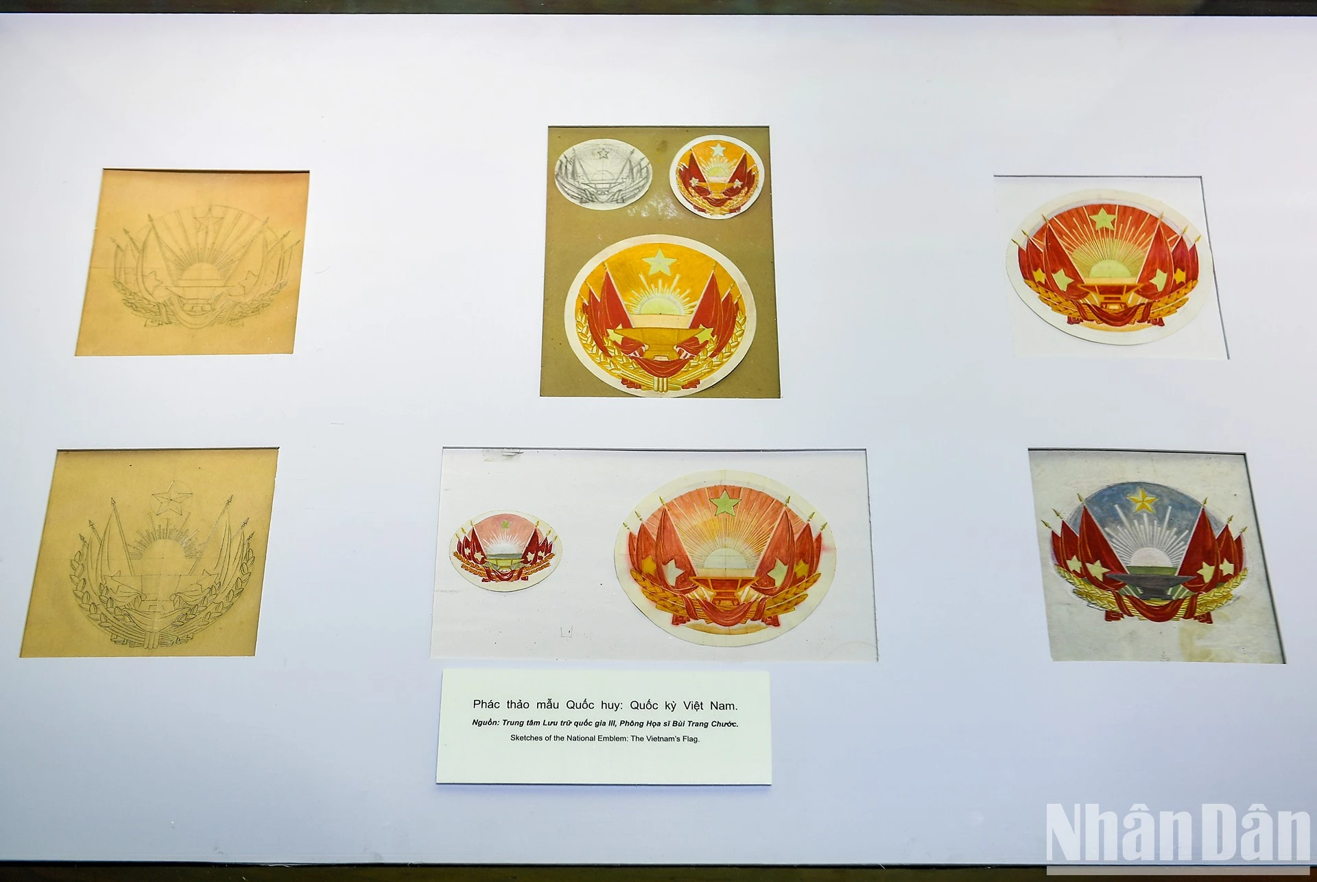 Một số phác thảo mẫu Quốc huy về Quốc kỳ Việt Nam.