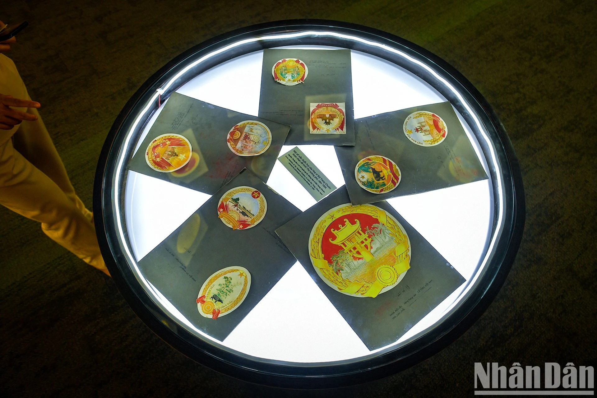 Trong ảnh là các mẫu Quốc huy được chọn. Có 15 bản được Ban Mỹ thuật - Ngành Văn nghệ Trung ương chọn gửi Bộ Tuyên truyền, trình Thủ tướng tháng 10/1954.