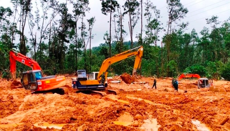 Lực lượng cứu hộ, cứu nạn đang khẩn trương tìm kiếm những người mất tích tại khu vực Tiểu khu 67, Trạm Kiểm lâm sông Bồ.