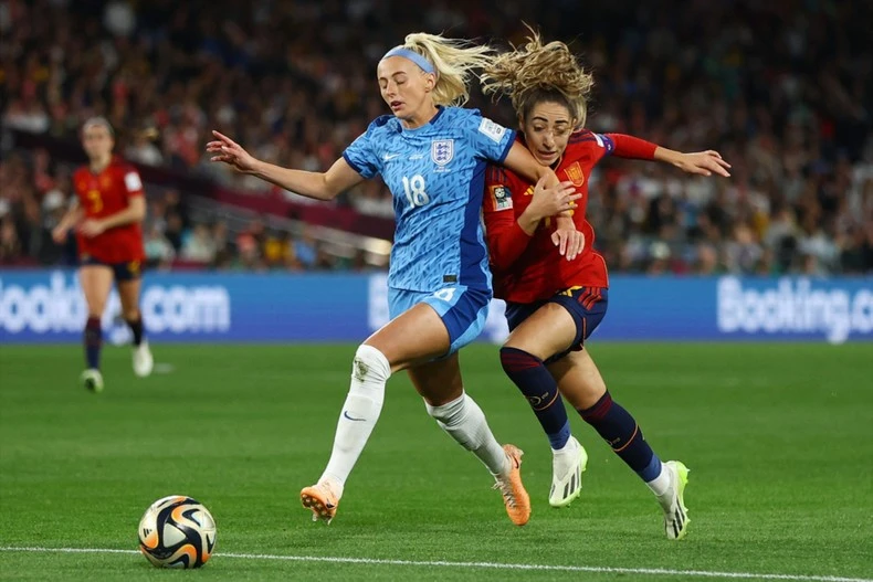 Các cô gái Anh chiến đấu kiên cường nhằm tìm kiếm bàn gỡ hòa.