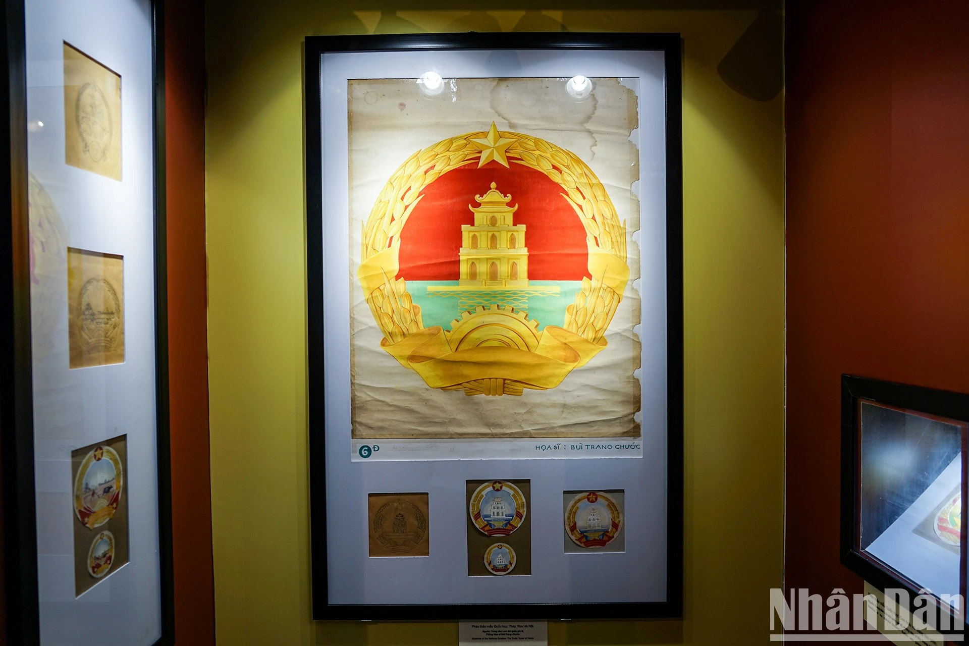 Trưng bày gồm 3 phần. Phần 1 chủ đề “Quốc huy Việt Nam - biểu tượng tự hào dân tộc”, giới thiệu một số tài liệu, hình ảnh Quốc huy Việt Nam được thể hiện trên các sự kiện, địa điểm trên đất liền cũng như biên giới, hải đảo, trong các giấy tờ quan trọng… qua đó thấy được tầm quan trọng, sự thiêng liêng của Quốc huy Việt Nam.