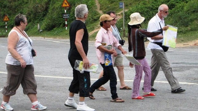 Nhiều đơn vị kinh doanh tranh giành khách du lịch, nài ép khách mua hàng hóa.