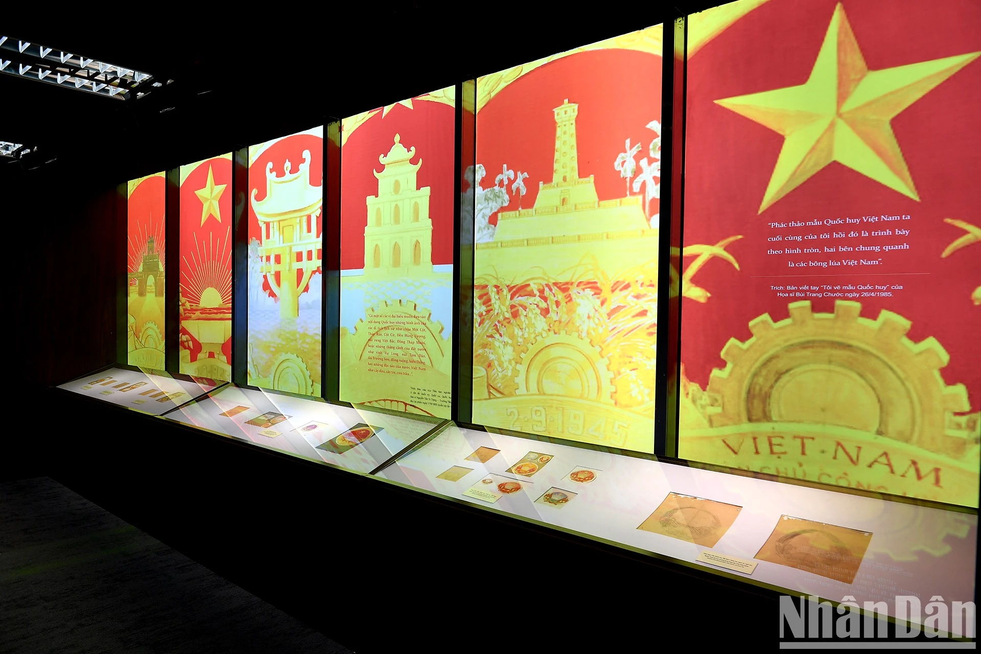 Không gian trưng bày “Bảo vật quốc gia - Phác thảo mẫu Quốc huy Việt Nam” được thiết kế trang trọng.