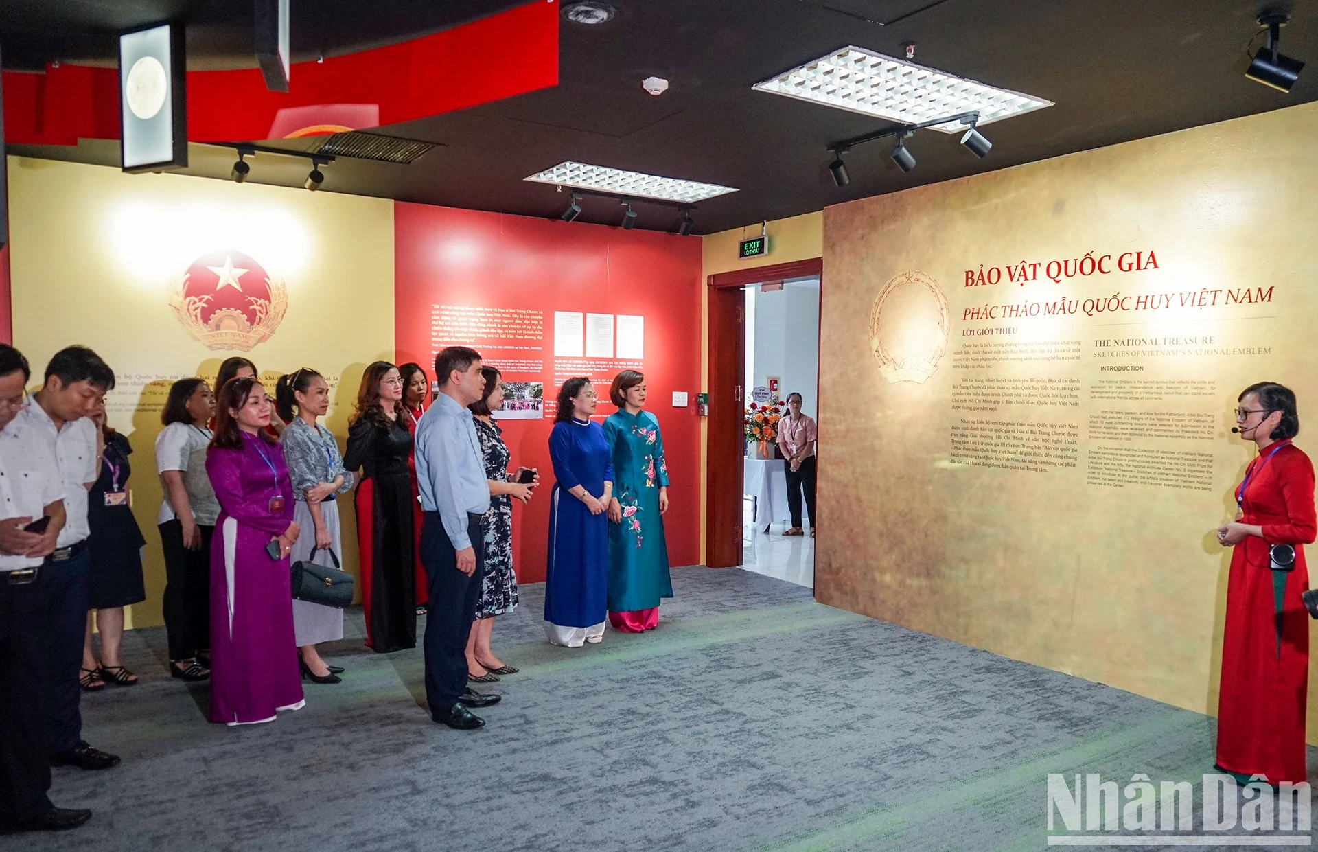 Triển lãm thu hút đông đảo người xem.