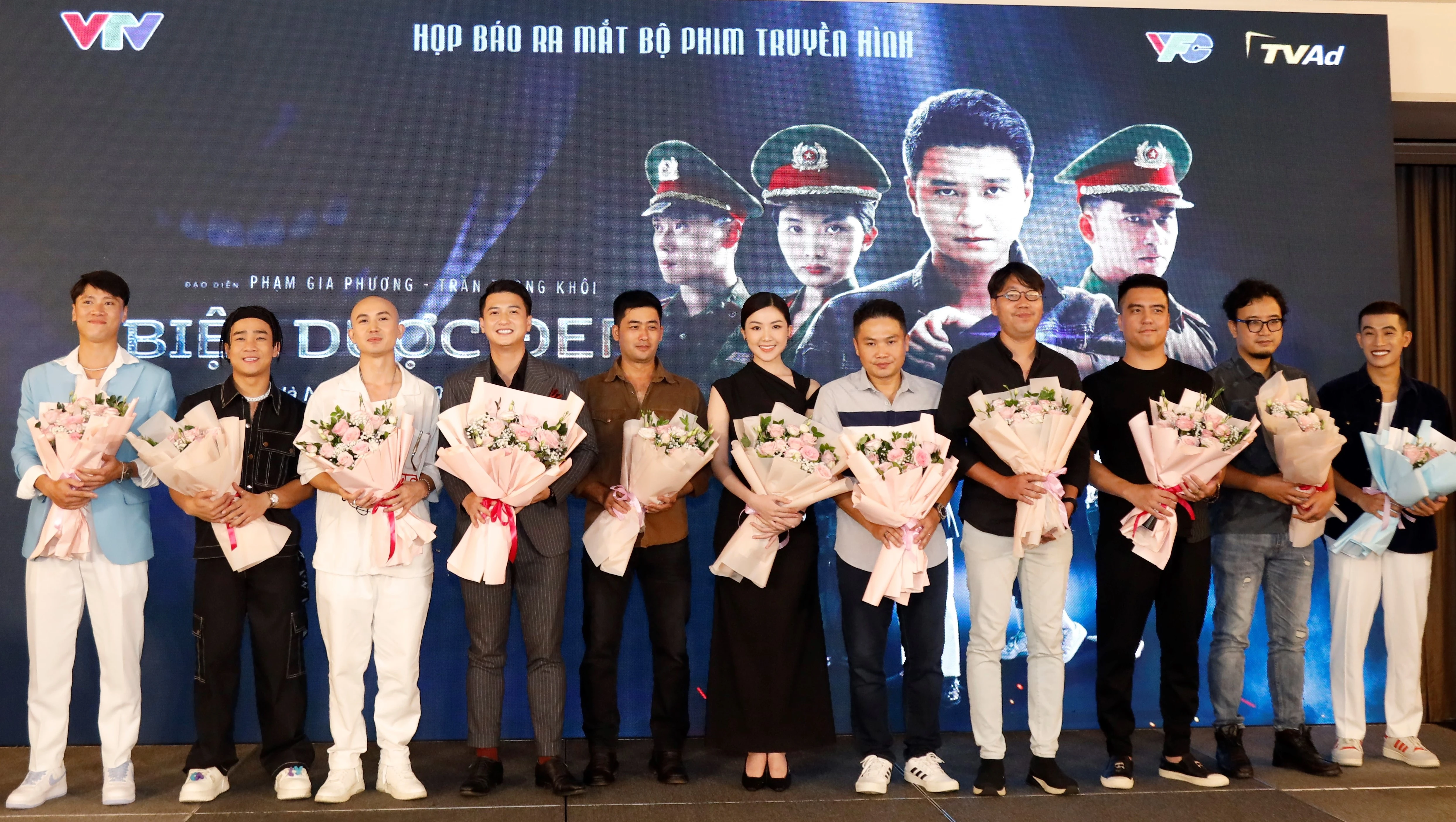 Dàn diễn viên trong buổi ra mắt phim.