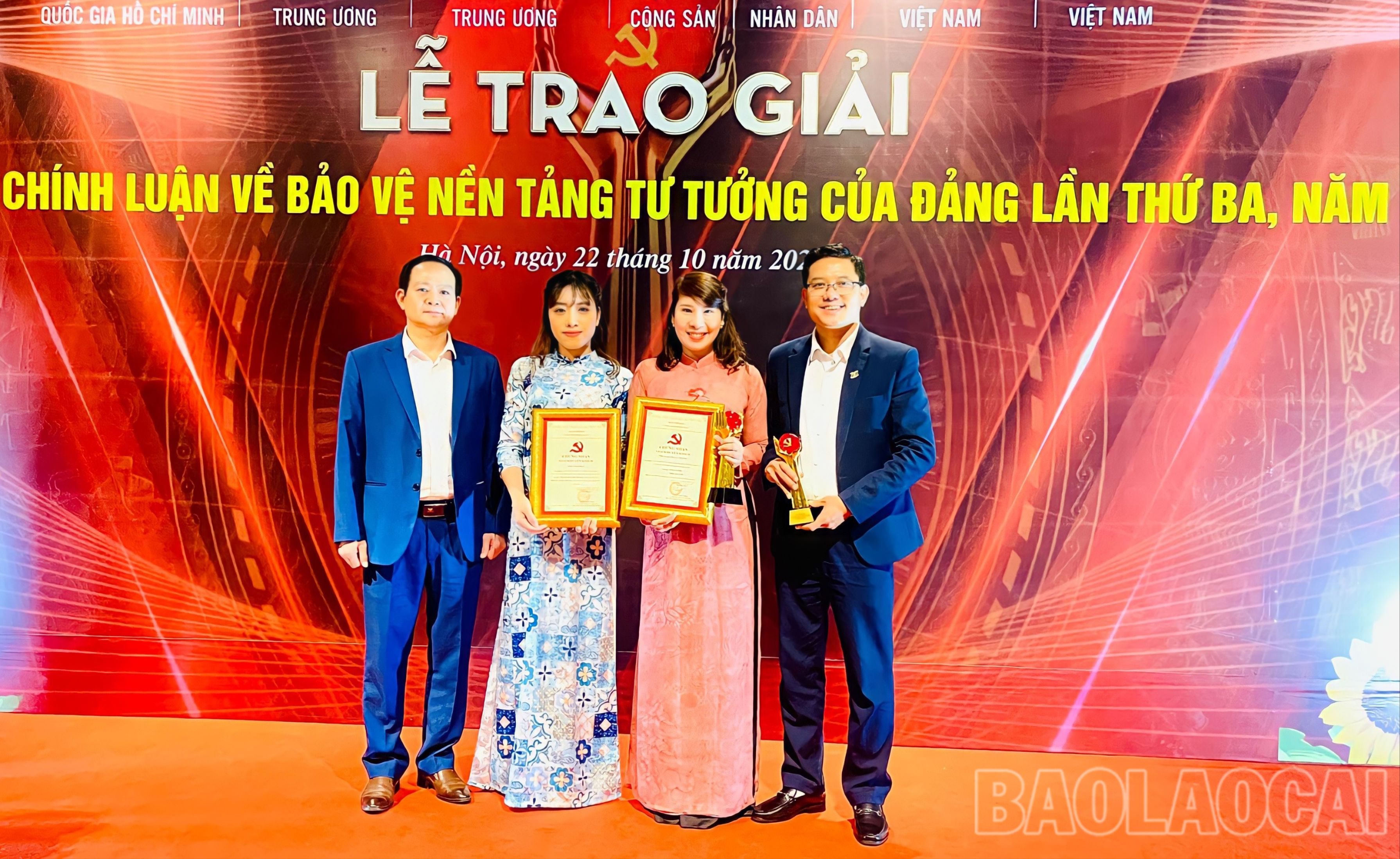 Lãnh đạo Ban Tuyên giáo Tỉnh ủy Lào Cai chụp ảnh lưu niệm với đại diện nhóm tác giả, tác giả của tỉnh Lào Cai đạt giải tại cuộc thi. IMG-4247.JPG