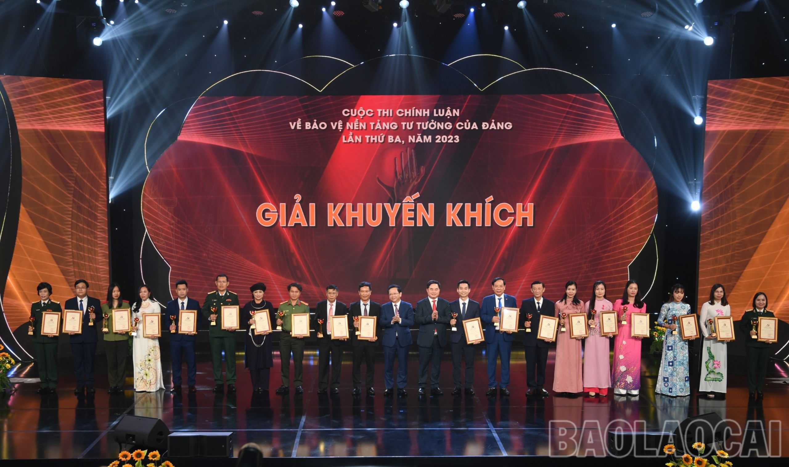 Đại diện nhóm tác giả Quỳnh Trang, Báo Lào Cai - Nam Trung, Ban Tuyên giáo Tỉnh ủy Lào Cai (thứ 3 từ phải sang) nhận giải Khuyến khích. z4808050289331_4e7207bcc21855b303fc7495fd7371a3.jpg