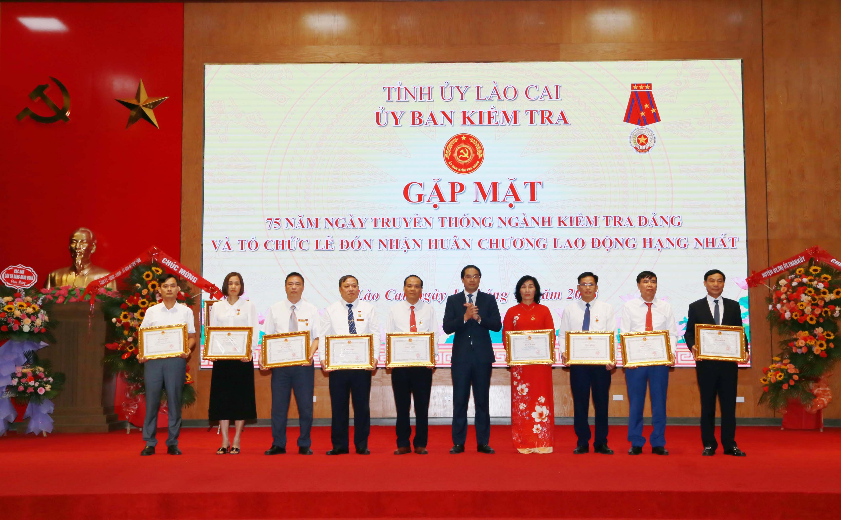 Các đồng chí Thường trực Tỉnh ủy trao Bằng khen của Chủ tịch UBND tỉnh cho các tập thể, cá nhân. IMG_9748.JPG
