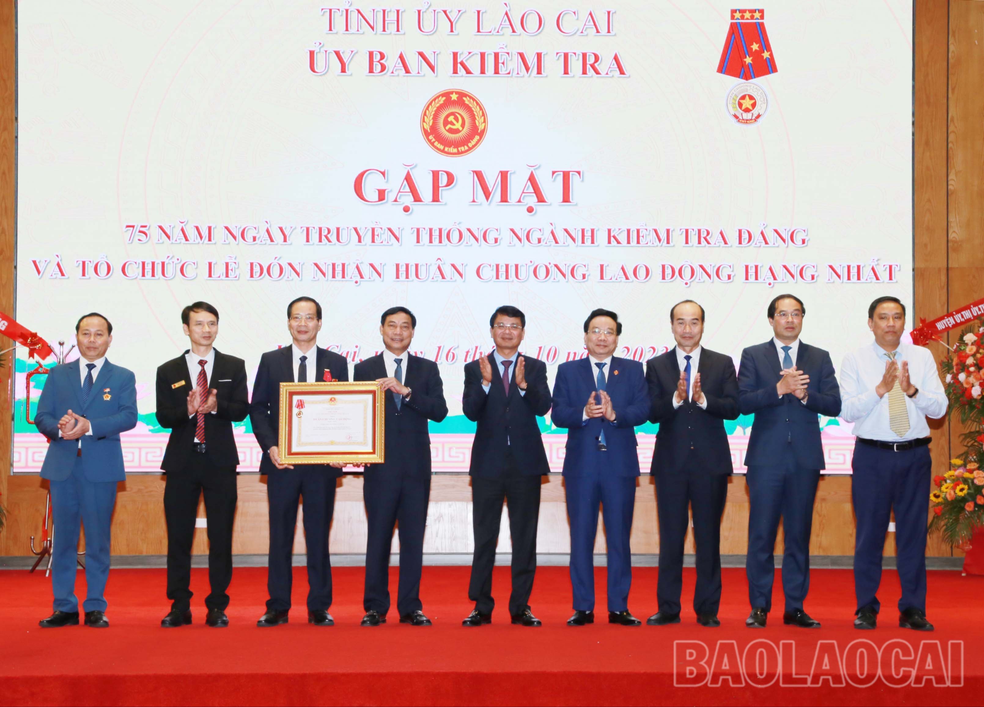 Thừa ủy quyền, các đồng chí lãnh đạo UBKT Trung ương, tỉnh Lào Cai trao Huân chương Lao động hạng Nhất cho UBKT Tỉnh ủy Lào Cai. IMG_9721.JPG