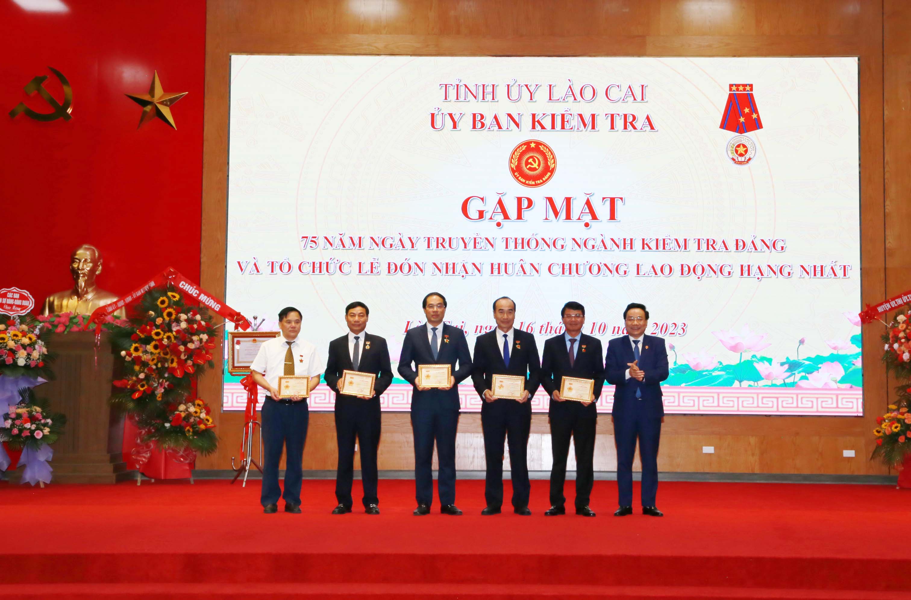 Lãnh đạo UBKT Trung ương trao Kỷ niệm chương "Vì sự nghiệp kiểm tra của Đảng" cho các cá nhân. IMG_9758.JPG